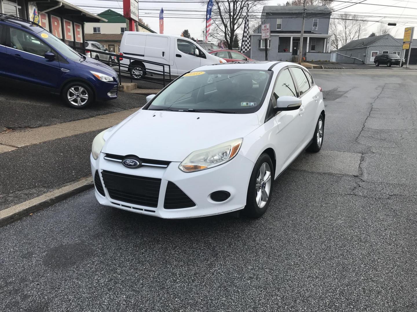 2013 White /Tan Ford Focus SE Hatch (1FADP3K25DL) with an 2.0L L4 DOHC 16V engine, located at 577 Chester Pike, Prospect Park, PA, 19076, (610) 237-1015, 39.886154, -75.302338 - Photo#1
