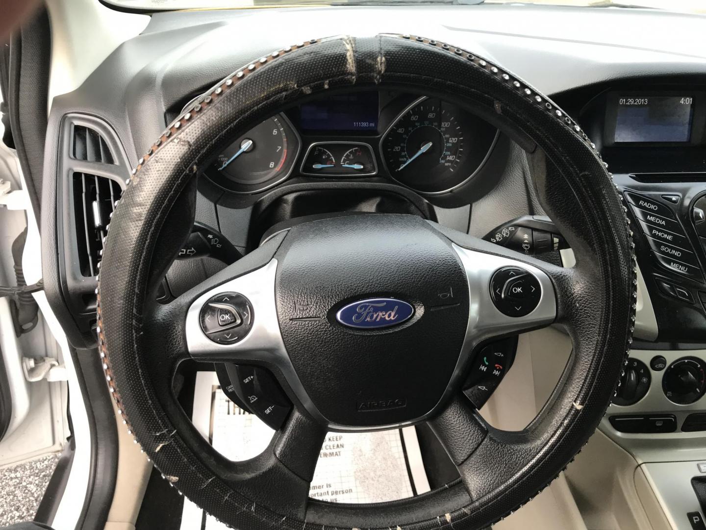 2013 White /Tan Ford Focus SE Hatch (1FADP3K25DL) with an 2.0L L4 DOHC 16V engine, located at 577 Chester Pike, Prospect Park, PA, 19076, (610) 237-1015, 39.886154, -75.302338 - Photo#11