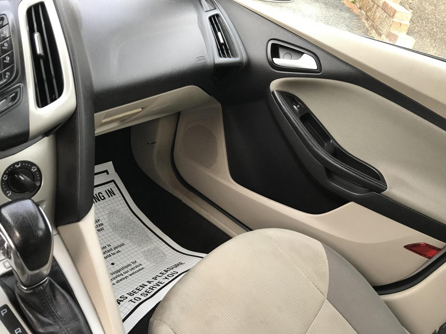 2013 White /Tan Ford Focus SE Hatch (1FADP3K25DL) with an 2.0L L4 DOHC 16V engine, located at 577 Chester Pike, Prospect Park, PA, 19076, (610) 237-1015, 39.886154, -75.302338 - Photo#16
