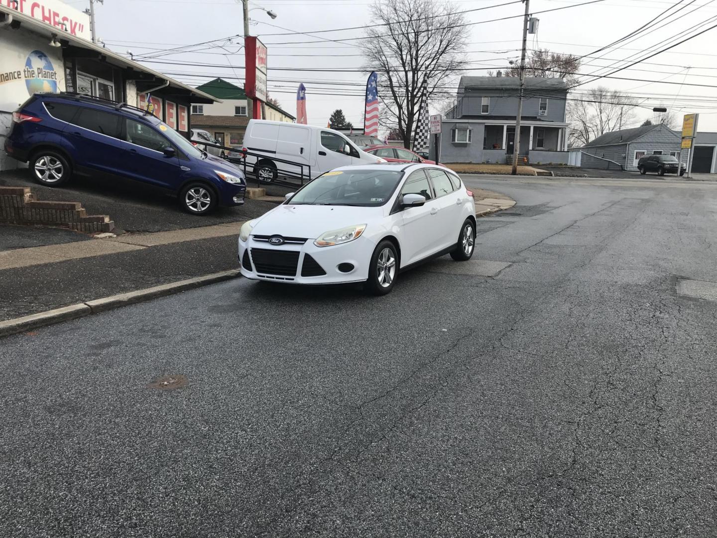 2013 White /Tan Ford Focus SE Hatch (1FADP3K25DL) with an 2.0L L4 DOHC 16V engine, located at 577 Chester Pike, Prospect Park, PA, 19076, (610) 237-1015, 39.886154, -75.302338 - Photo#3