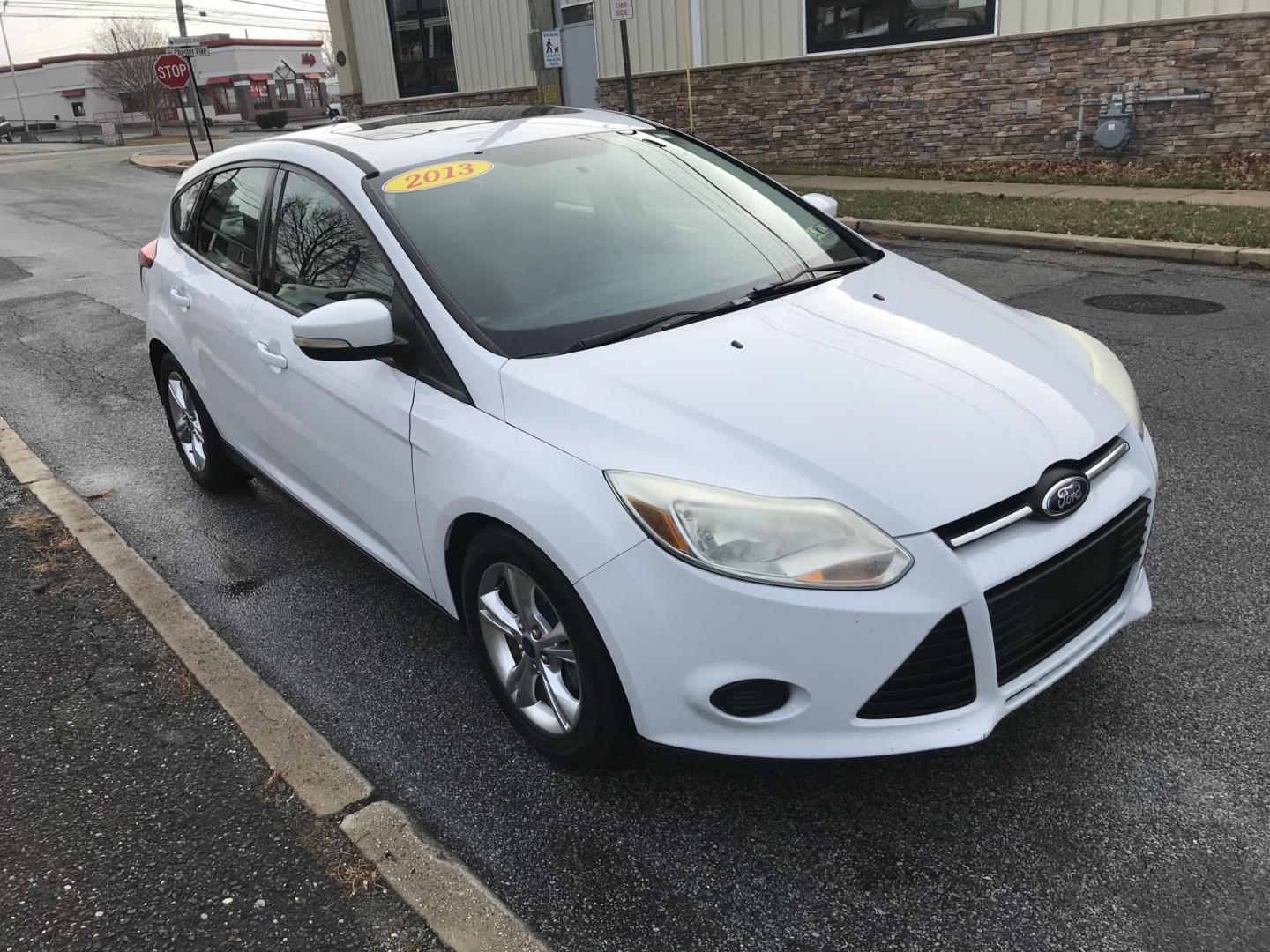 2013 White /Tan Ford Focus SE Hatch (1FADP3K25DL) with an 2.0L L4 DOHC 16V engine, located at 577 Chester Pike, Prospect Park, PA, 19076, (610) 237-1015, 39.886154, -75.302338 - Photo#4