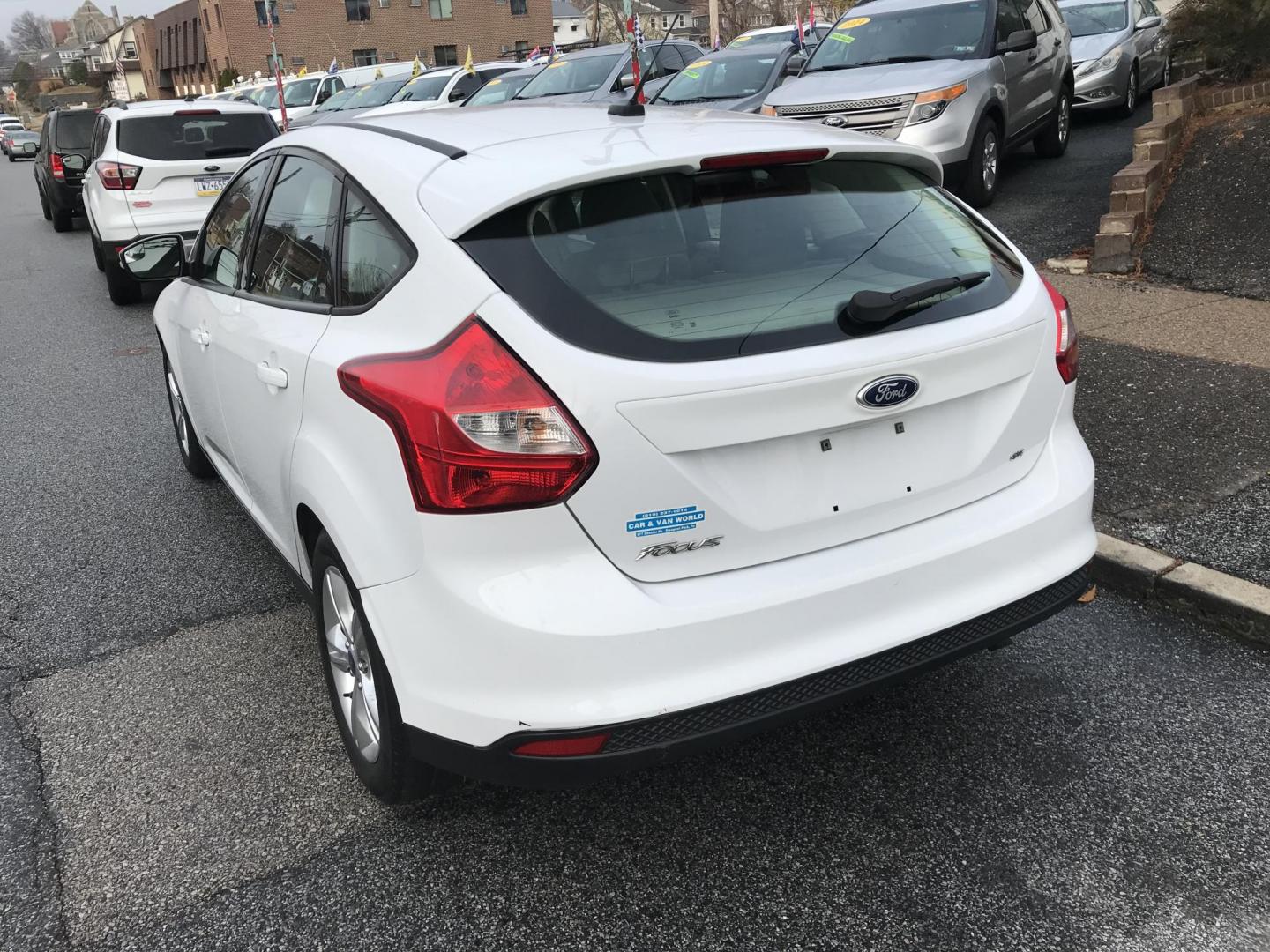2013 White /Tan Ford Focus SE Hatch (1FADP3K25DL) with an 2.0L L4 DOHC 16V engine, located at 577 Chester Pike, Prospect Park, PA, 19076, (610) 237-1015, 39.886154, -75.302338 - Photo#5