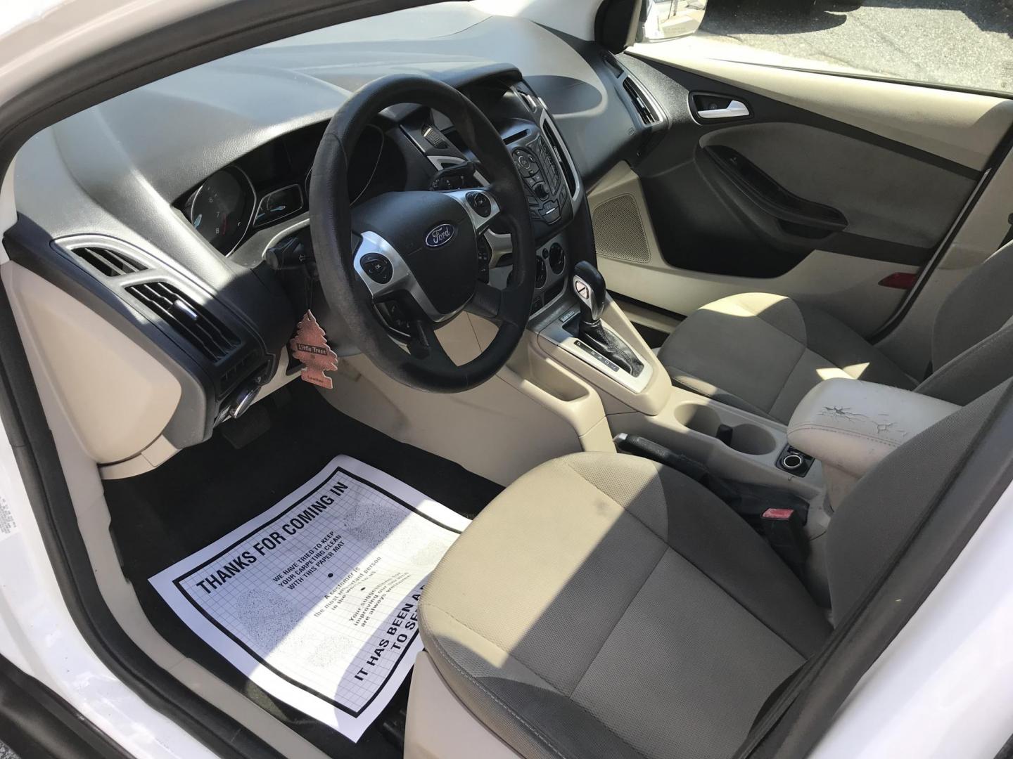 2013 White /Tan Ford Focus SE Hatch (1FADP3K25DL) with an 2.0L L4 DOHC 16V engine, Automatic transmission, located at 577 Chester Pike, Prospect Park, PA, 19076, (610) 237-1015, 39.886154, -75.302338- Photo#6