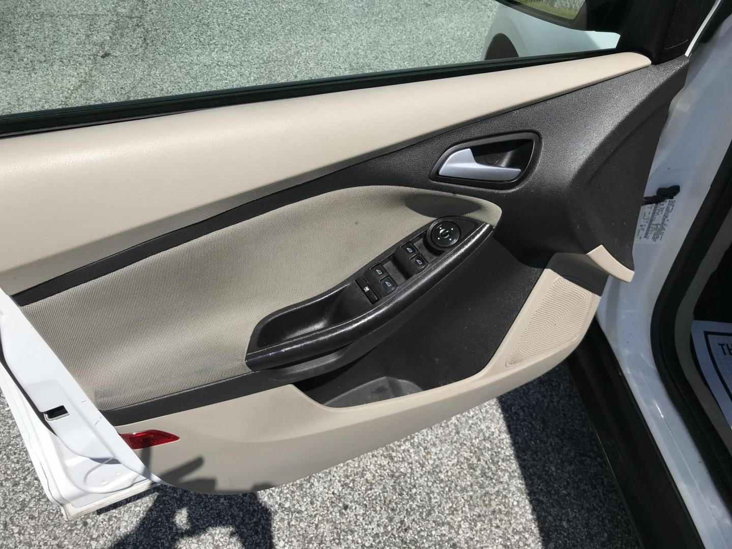 2013 White /Tan Ford Focus SE Hatch (1FADP3K25DL) with an 2.0L L4 DOHC 16V engine, Automatic transmission, located at 577 Chester Pike, Prospect Park, PA, 19076, (610) 237-1015, 39.886154, -75.302338- Photo#7