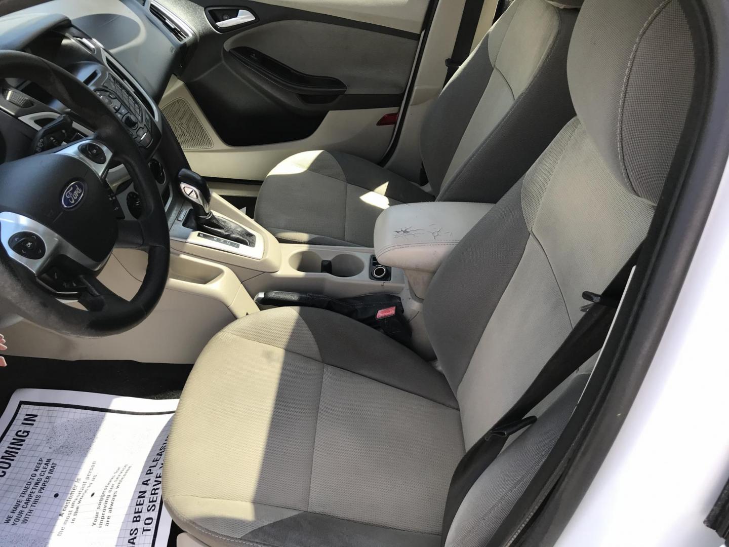 2013 White /Tan Ford Focus SE Hatch (1FADP3K25DL) with an 2.0L L4 DOHC 16V engine, Automatic transmission, located at 577 Chester Pike, Prospect Park, PA, 19076, (610) 237-1015, 39.886154, -75.302338- Photo#8
