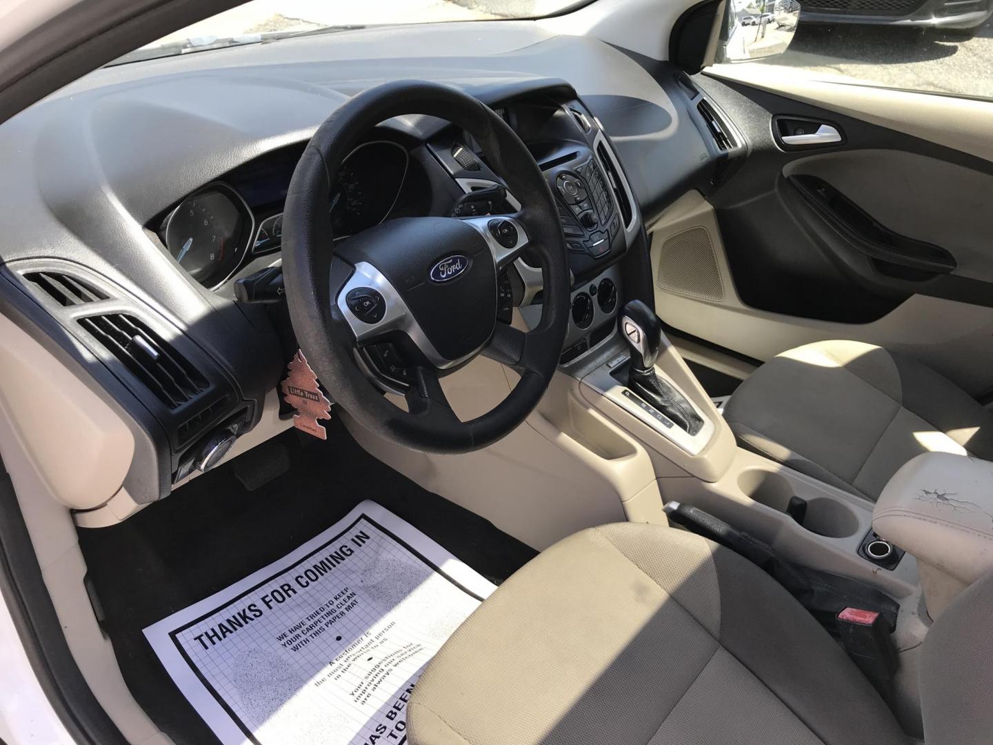 2013 White /Tan Ford Focus SE Hatch (1FADP3K25DL) with an 2.0L L4 DOHC 16V engine, Automatic transmission, located at 577 Chester Pike, Prospect Park, PA, 19076, (610) 237-1015, 39.886154, -75.302338- Photo#9