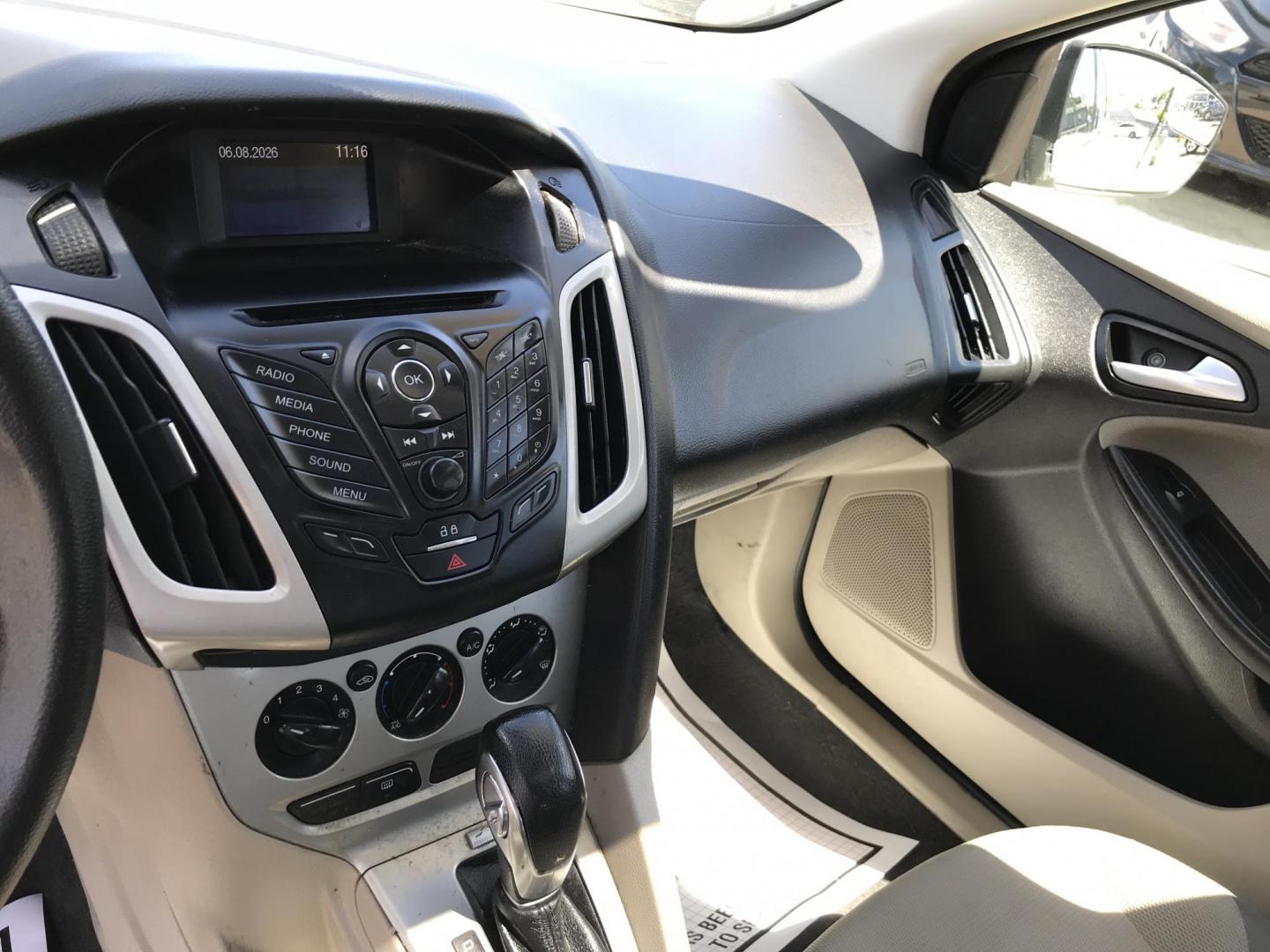 2013 White /Tan Ford Focus SE Hatch (1FADP3K25DL) with an 2.0L L4 DOHC 16V engine, Automatic transmission, located at 577 Chester Pike, Prospect Park, PA, 19076, (610) 237-1015, 39.886154, -75.302338- Photo#12