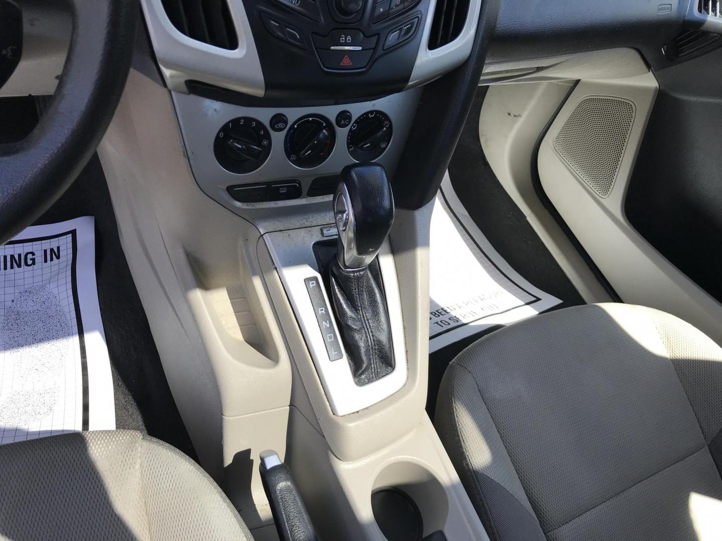 2013 White /Tan Ford Focus SE Hatch (1FADP3K25DL) with an 2.0L L4 DOHC 16V engine, Automatic transmission, located at 577 Chester Pike, Prospect Park, PA, 19076, (610) 237-1015, 39.886154, -75.302338- Photo#13
