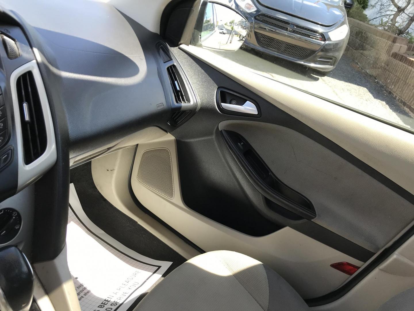 2013 White /Tan Ford Focus SE Hatch (1FADP3K25DL) with an 2.0L L4 DOHC 16V engine, Automatic transmission, located at 577 Chester Pike, Prospect Park, PA, 19076, (610) 237-1015, 39.886154, -75.302338- Photo#14