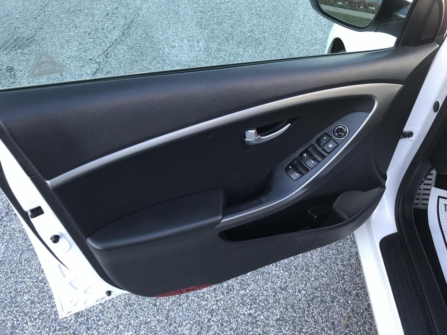 2013 White /Black Hyundai Elantra GT A/T (KMHD35LE3DU) with an 1.8L L4 16V DOHC engine, 6-Speed Automatic transmission, located at 577 Chester Pike, Prospect Park, PA, 19076, (610) 237-1015, 39.886154, -75.302338 - 2013 Hyundai Elantra GT Hatchback: great on gas, new PA inspection, SUPER CLEAN, runs LIKE NEW! This vehicle comes inspected and has been given a bumper to bumper safety check. It is very clean, reliable, and well maintained. We offer a unique pay plan that is known for being the easiest and fast - Photo#9