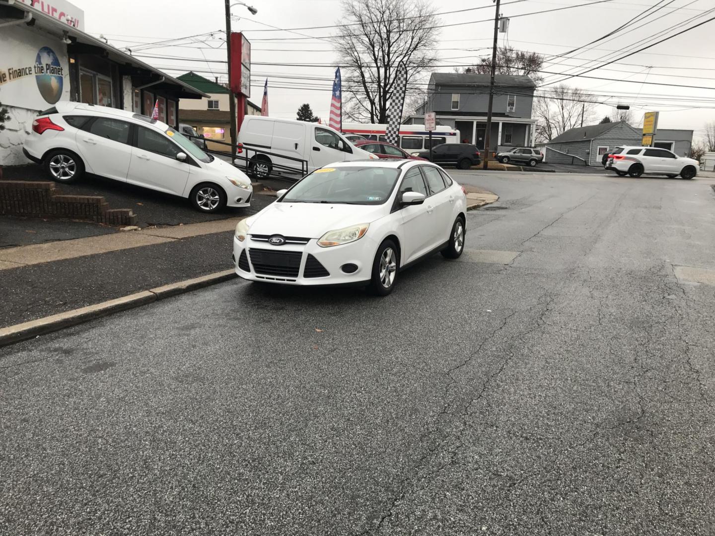 2013 White /Black Ford Focus SE Sedan (1FADP3F20DL) with an 2.0L L4 DOHC 16V engine, Automatic transmission, located at 577 Chester Pike, Prospect Park, PA, 19076, (610) 237-1015, 39.886154, -75.302338 - Photo#1
