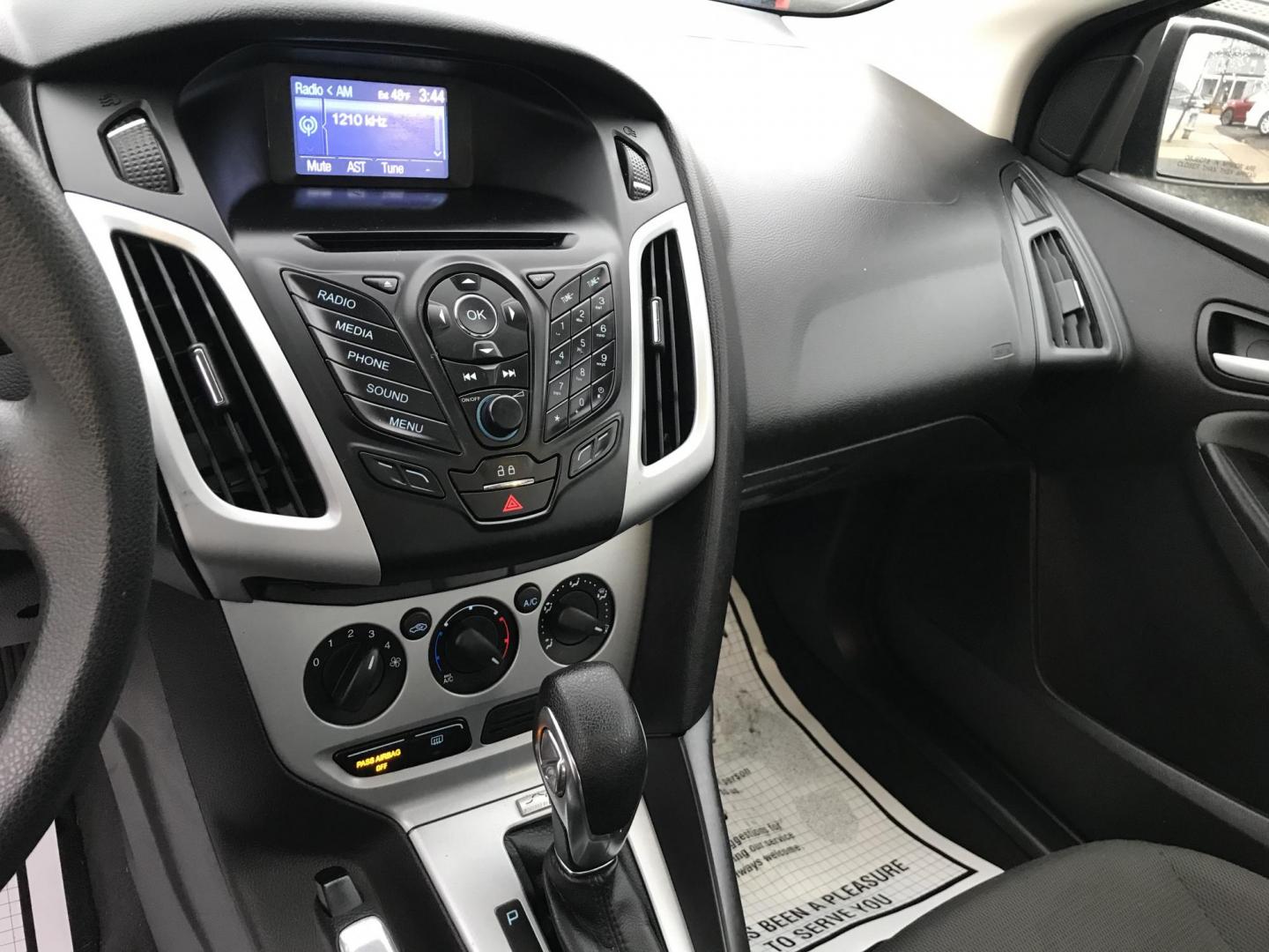 2013 White /Black Ford Focus SE Sedan (1FADP3F20DL) with an 2.0L L4 DOHC 16V engine, Automatic transmission, located at 577 Chester Pike, Prospect Park, PA, 19076, (610) 237-1015, 39.886154, -75.302338 - Photo#12