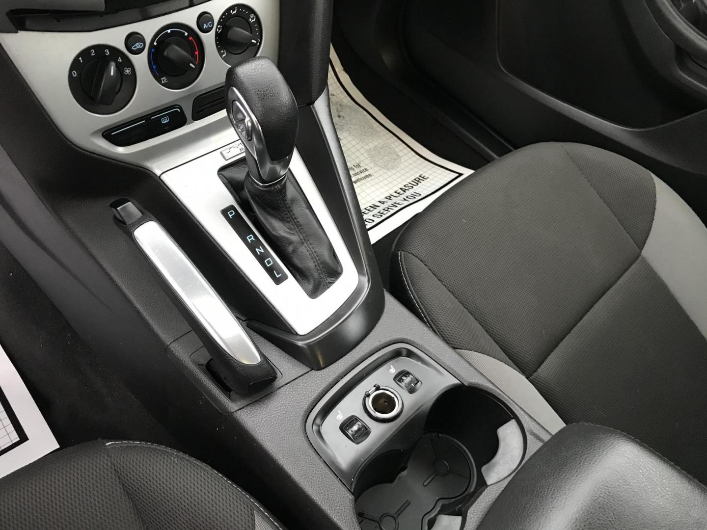 2013 White /Black Ford Focus SE Sedan (1FADP3F20DL) with an 2.0L L4 DOHC 16V engine, Automatic transmission, located at 577 Chester Pike, Prospect Park, PA, 19076, (610) 237-1015, 39.886154, -75.302338 - Photo#15