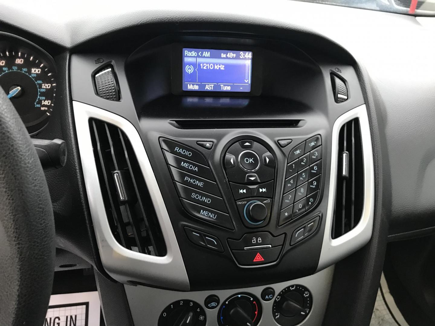 2013 White /Black Ford Focus SE Sedan (1FADP3F20DL) with an 2.0L L4 DOHC 16V engine, Automatic transmission, located at 577 Chester Pike, Prospect Park, PA, 19076, (610) 237-1015, 39.886154, -75.302338 - Photo#16
