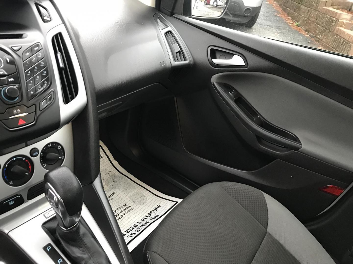 2013 White /Black Ford Focus SE Sedan (1FADP3F20DL) with an 2.0L L4 DOHC 16V engine, Automatic transmission, located at 577 Chester Pike, Prospect Park, PA, 19076, (610) 237-1015, 39.886154, -75.302338 - Photo#17