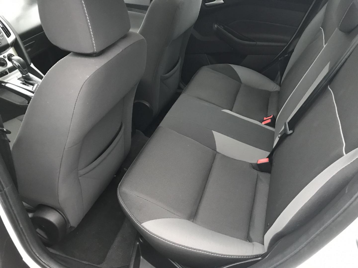 2013 White /Black Ford Focus SE Sedan (1FADP3F20DL) with an 2.0L L4 DOHC 16V engine, Automatic transmission, located at 577 Chester Pike, Prospect Park, PA, 19076, (610) 237-1015, 39.886154, -75.302338 - Photo#18
