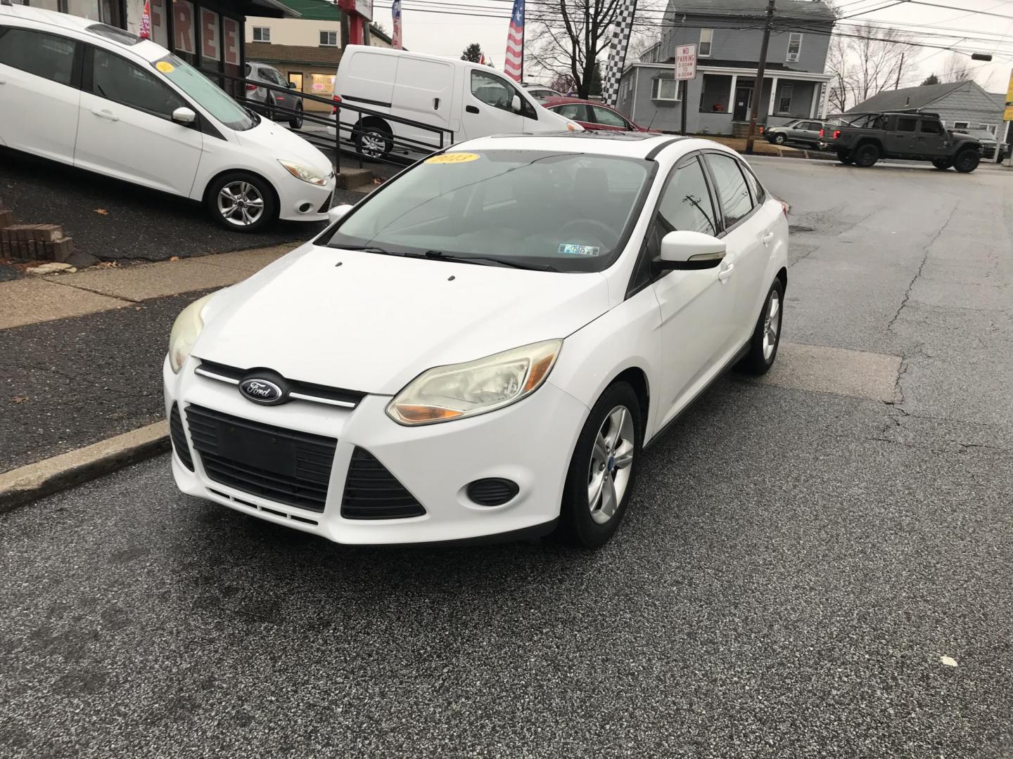 2013 White /Black Ford Focus SE Sedan (1FADP3F20DL) with an 2.0L L4 DOHC 16V engine, Automatic transmission, located at 577 Chester Pike, Prospect Park, PA, 19076, (610) 237-1015, 39.886154, -75.302338 - Photo#2