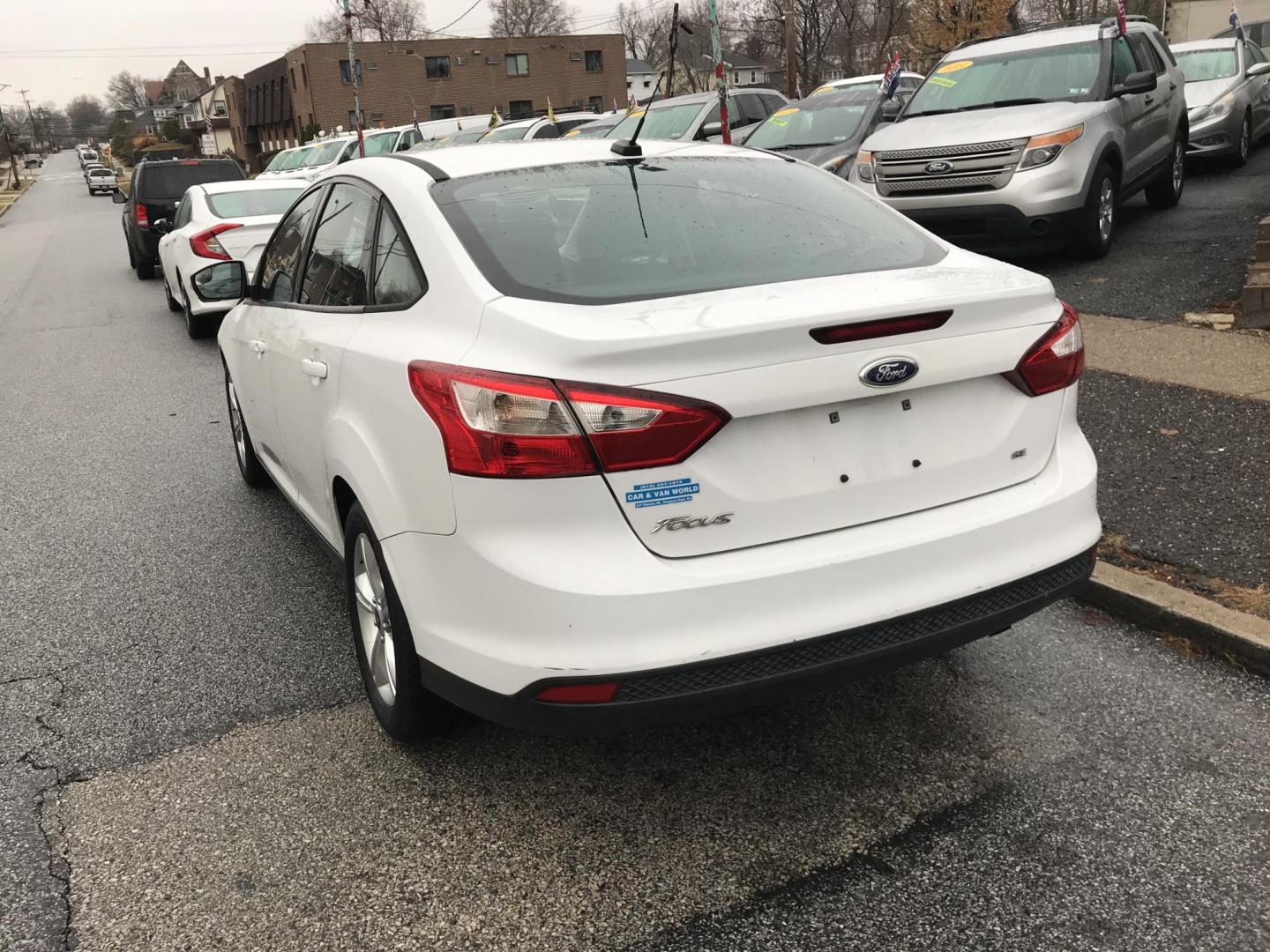 2013 White /Black Ford Focus SE Sedan (1FADP3F20DL) with an 2.0L L4 DOHC 16V engine, Automatic transmission, located at 577 Chester Pike, Prospect Park, PA, 19076, (610) 237-1015, 39.886154, -75.302338 - Photo#7