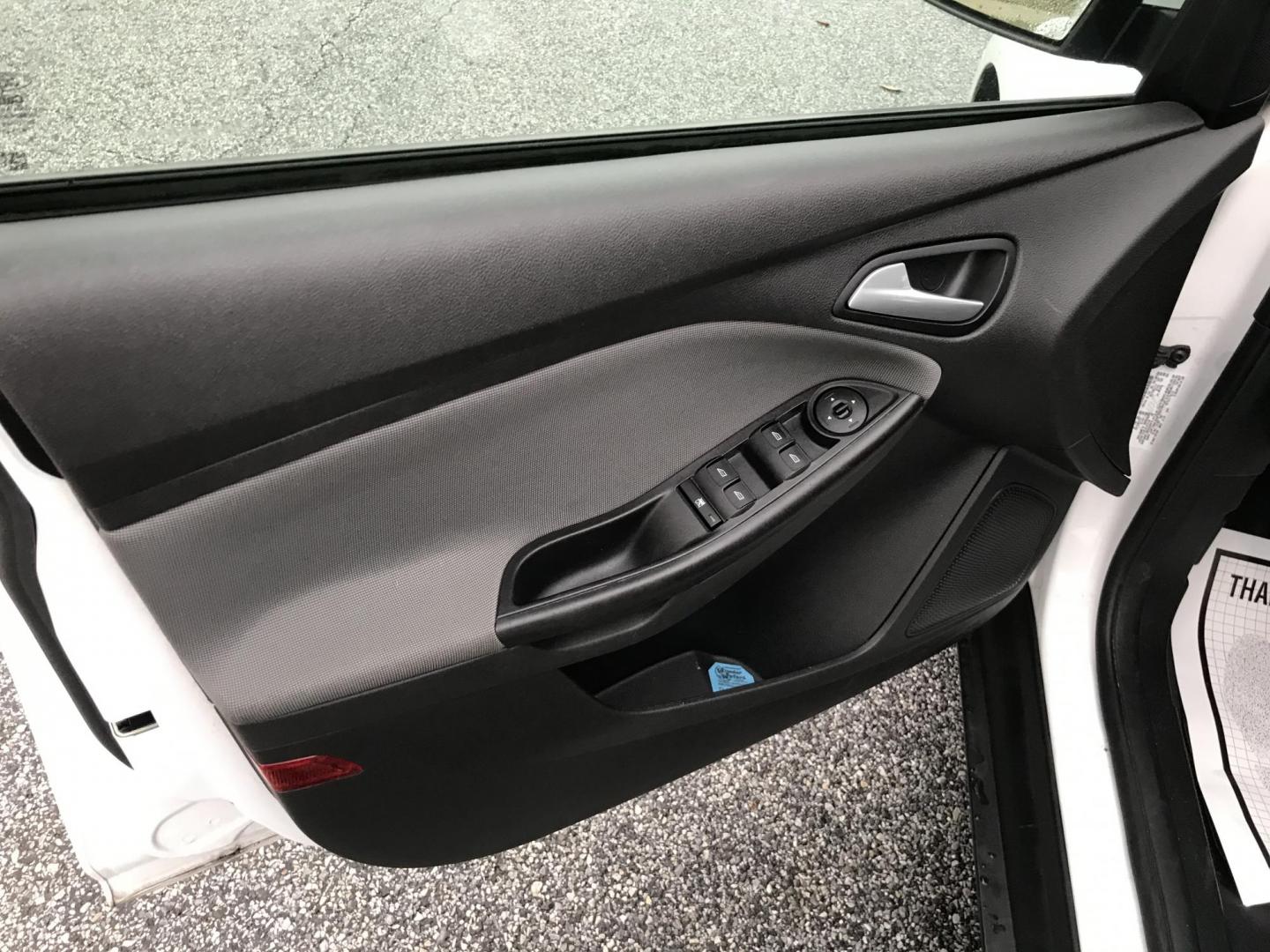2013 White /Black Ford Focus SE Sedan (1FADP3F20DL) with an 2.0L L4 DOHC 16V engine, Automatic transmission, located at 577 Chester Pike, Prospect Park, PA, 19076, (610) 237-1015, 39.886154, -75.302338 - Photo#8
