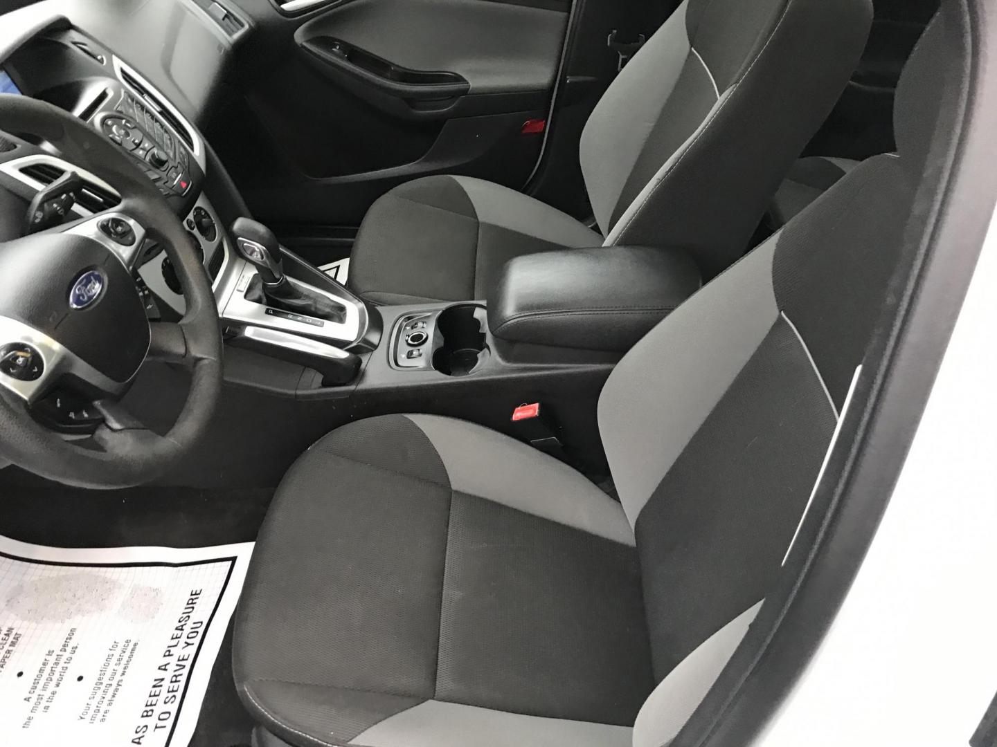 2013 White /Black Ford Focus SE Sedan (1FADP3F20DL) with an 2.0L L4 DOHC 16V engine, Automatic transmission, located at 577 Chester Pike, Prospect Park, PA, 19076, (610) 237-1015, 39.886154, -75.302338 - Photo#9
