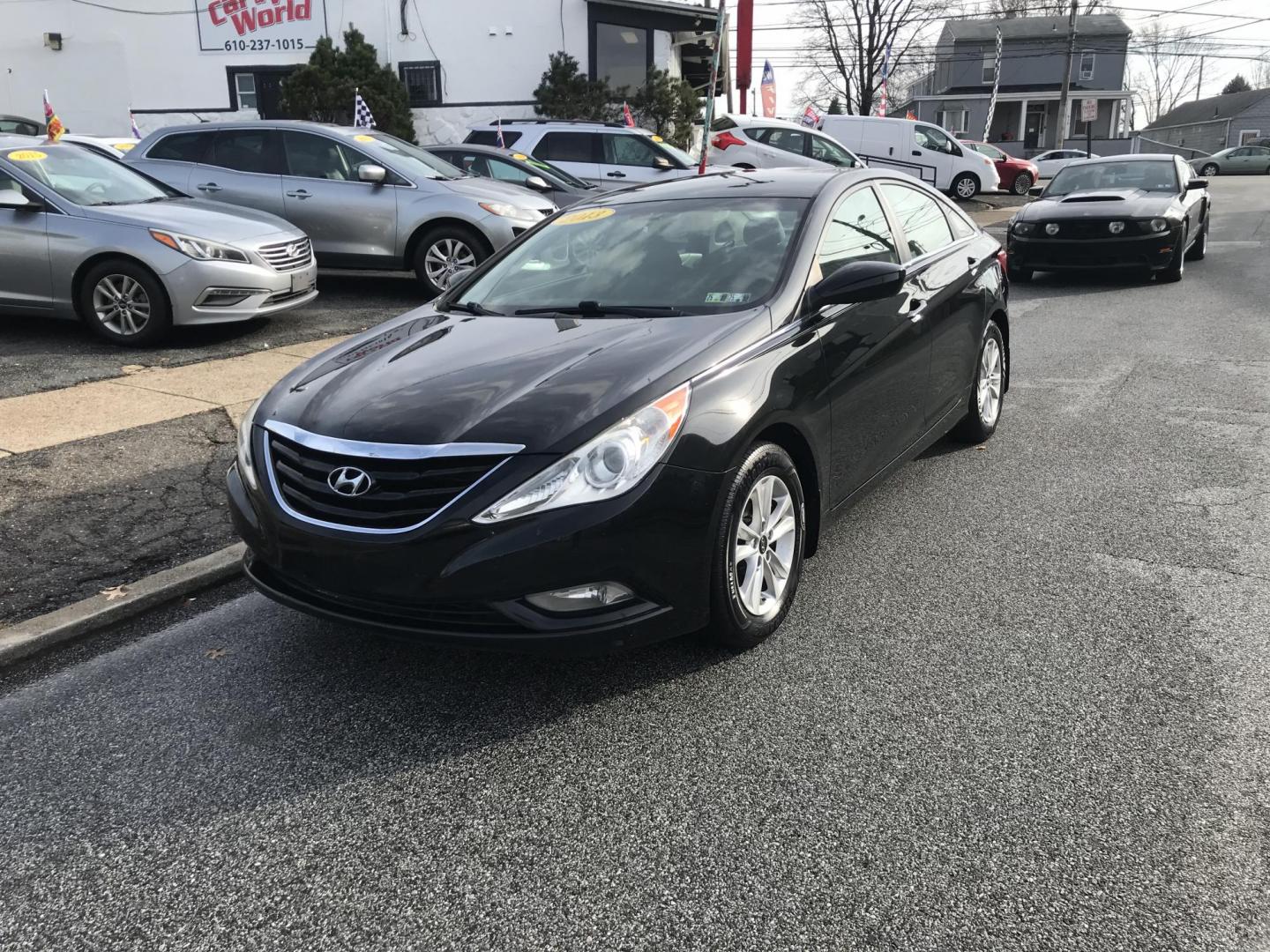 2013 Black /Gray Hyundai Sonata GLS (5NPEB4AC4DH) with an 2.4L L4 DOHC 16V engine, 6-Speed Automatic transmission, located at 577 Chester Pike, Prospect Park, PA, 19076, (610) 237-1015, 39.886154, -75.302338 - 2013 Hyundai Sonata GLS: Only 132k miles, heated seats, new PA inspection, SUPER CLEAN, runs EXCELLENT! This vehicle comes inspected and has been given a bumper to bumper safety check. It is very clean, reliable, and well maintained. We offer a unique pay plan that is known for being the easiest - Photo#4