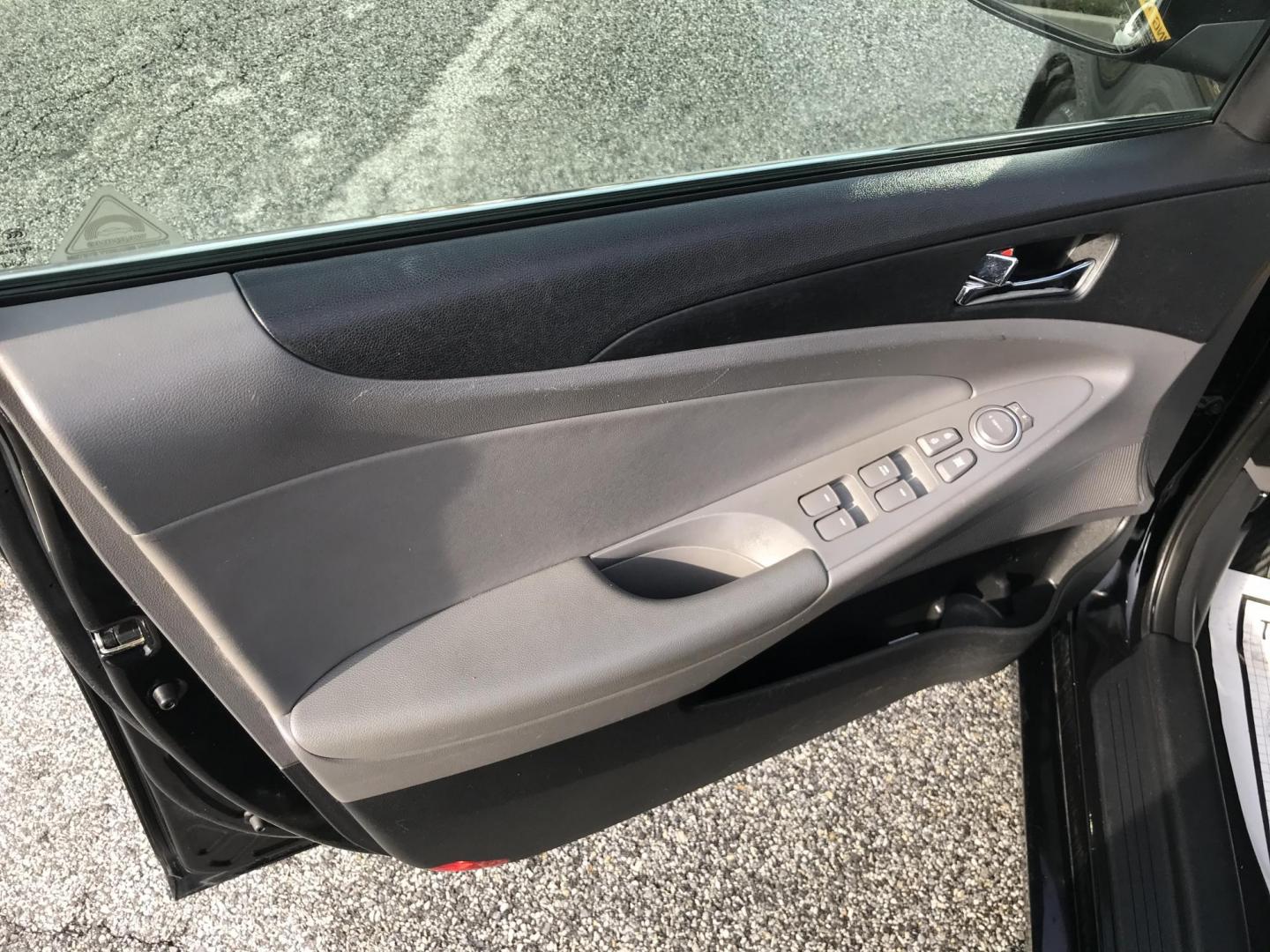 2013 Black /Gray Hyundai Sonata GLS (5NPEB4AC4DH) with an 2.4L L4 DOHC 16V engine, 6-Speed Automatic transmission, located at 577 Chester Pike, Prospect Park, PA, 19076, (610) 237-1015, 39.886154, -75.302338 - 2013 Hyundai Sonata GLS: Only 132k miles, heated seats, new PA inspection, SUPER CLEAN, runs EXCELLENT! This vehicle comes inspected and has been given a bumper to bumper safety check. It is very clean, reliable, and well maintained. We offer a unique pay plan that is known for being the easiest - Photo#6