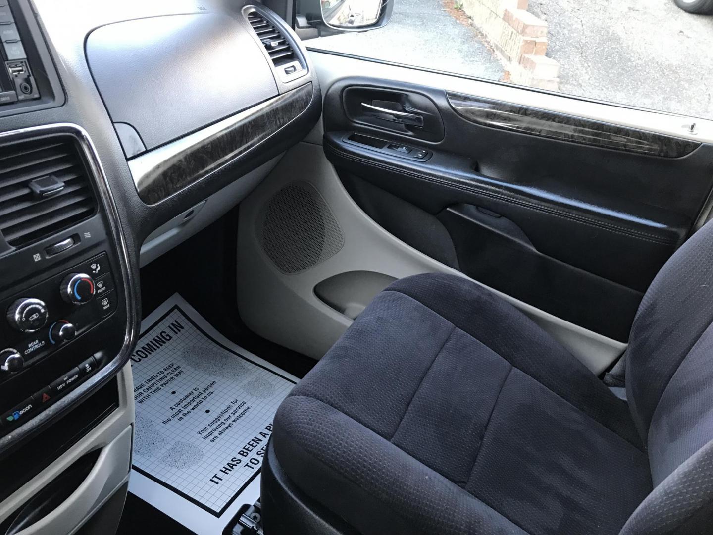 2011 Black /Black Dodge Grand Caravan Mainstreet (2D4RN3DG6BR) with an 3.6L V6 DOHC 24V engine, 6-Speed Automatic transmission, located at 577 Chester Pike, Prospect Park, PA, 19076, (610) 237-1015, 39.886154, -75.302338 - Photo#18