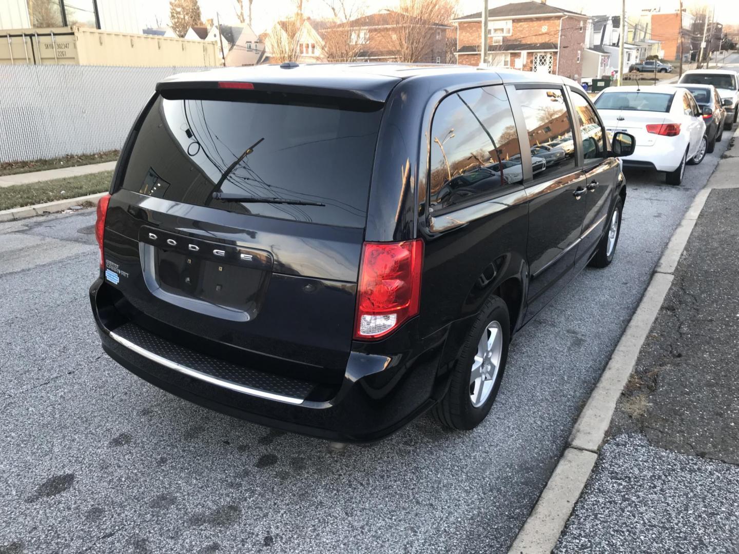 2011 Black /Black Dodge Grand Caravan Mainstreet (2D4RN3DG6BR) with an 3.6L V6 DOHC 24V engine, 6-Speed Automatic transmission, located at 577 Chester Pike, Prospect Park, PA, 19076, (610) 237-1015, 39.886154, -75.302338 - Photo#6