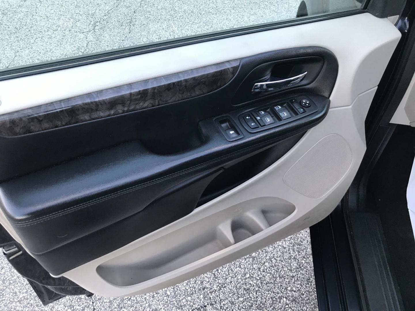 2011 Black /Black Dodge Grand Caravan Mainstreet (2D4RN3DG6BR) with an 3.6L V6 DOHC 24V engine, 6-Speed Automatic transmission, located at 577 Chester Pike, Prospect Park, PA, 19076, (610) 237-1015, 39.886154, -75.302338 - Photo#9