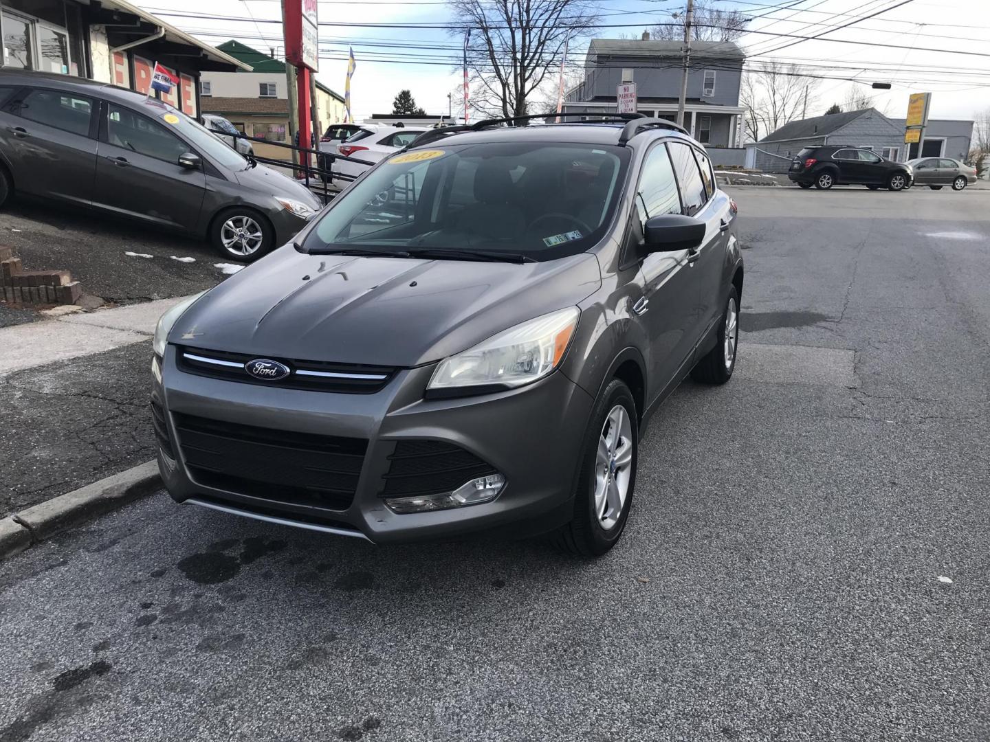 2013 Gray /Gray Ford Escape SE (1FMCU0GX3DU) with an 1.6L L4 DOHC 16V engine, 6-Speed Automatic transmission, located at 577 Chester Pike, Prospect Park, PA, 19076, (610) 237-1015, 39.886154, -75.302338 - 2013 Ford Escape SE: Only 82k miles, new PA inspection, great on gas, SUPER CLEAN! This vehicle comes inspected and has been given a bumper to bumper safety check. It is very clean, reliable, and well maintained. We offer a unique pay plan that is known for being the easiest and fastest financing - Photo#1