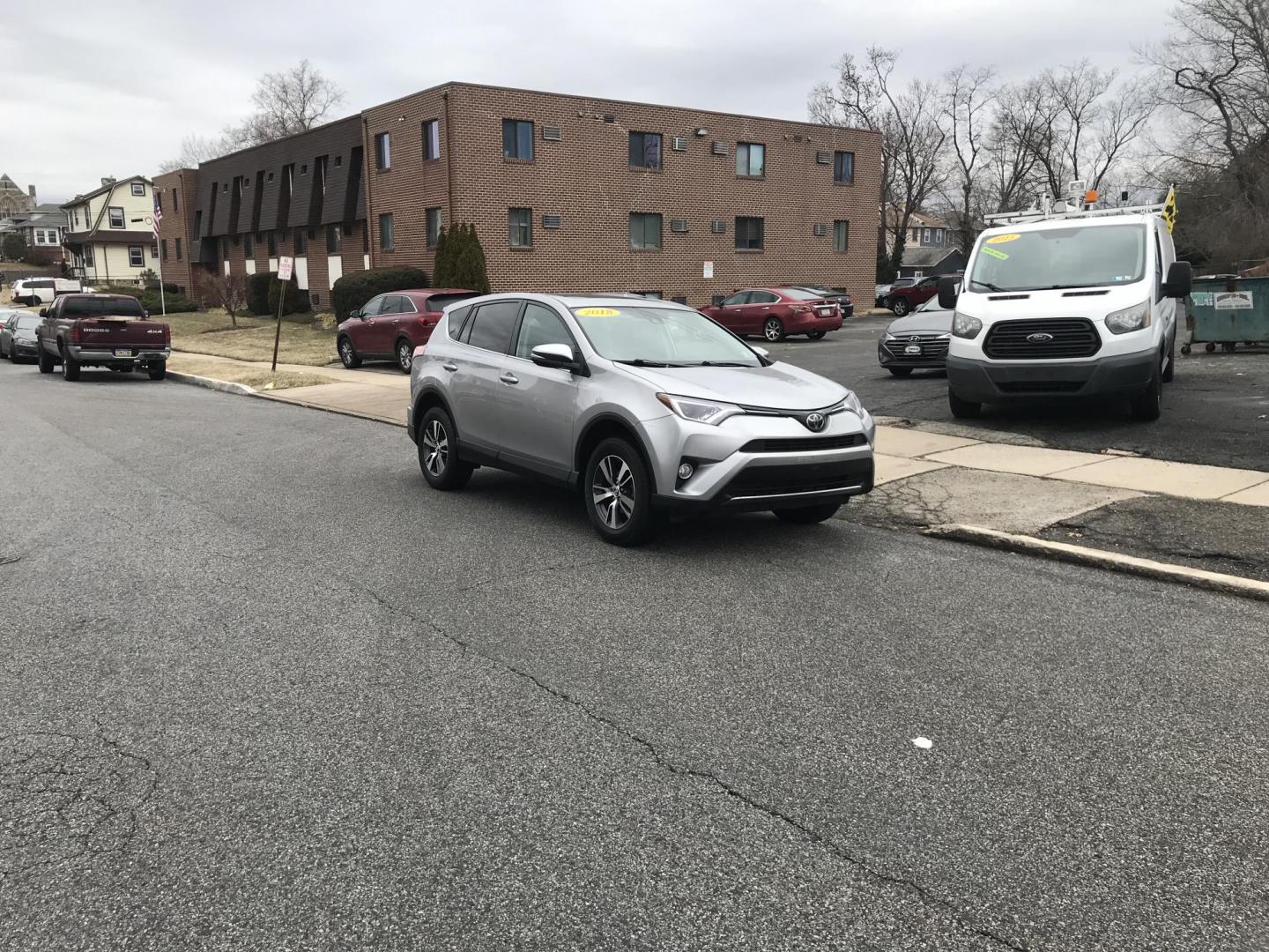 2018 Silver /Black Toyota RAV4 XLE (2T3WFREV1JW) with an 2.5L L4 DOHC 16V engine, 6A transmission, located at 577 Chester Pike, Prospect Park, PA, 19076, (610) 237-1015, 39.886154, -75.302338 - Photo#3