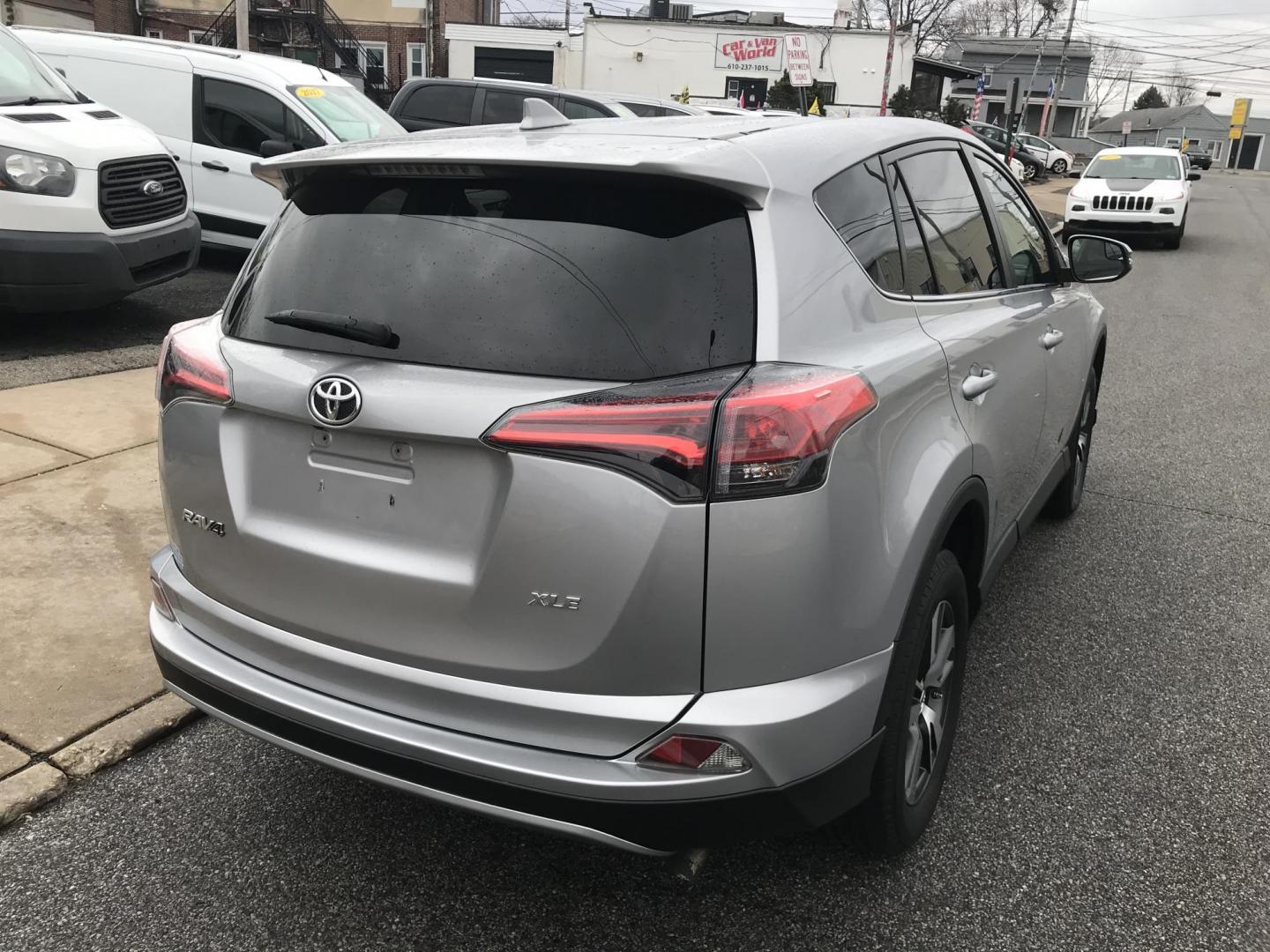2018 Silver /Black Toyota RAV4 XLE (2T3WFREV1JW) with an 2.5L L4 DOHC 16V engine, 6A transmission, located at 577 Chester Pike, Prospect Park, PA, 19076, (610) 237-1015, 39.886154, -75.302338 - Photo#6