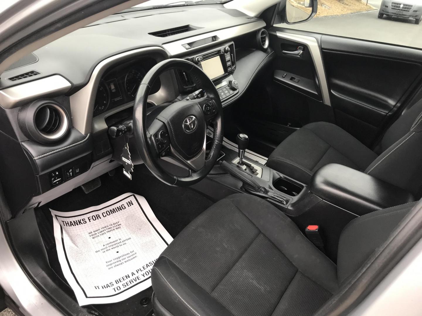 2018 Silver /Black Toyota RAV4 XLE (2T3WFREV1JW) with an 2.5L L4 DOHC 16V engine, 6A transmission, located at 577 Chester Pike, Prospect Park, PA, 19076, (610) 237-1015, 39.886154, -75.302338 - Photo#8