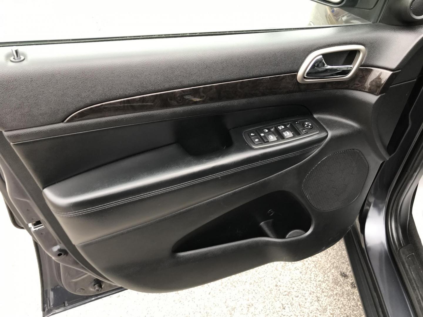 2013 Black /Black Jeep Grand Cherokee Laredo 4WD (1C4RJFAT5DC) with an 5.7L V8 OHV 16V engine, 5-Speed Automatic transmission, located at 577 Chester Pike, Prospect Park, PA, 19076, (610) 237-1015, 39.886154, -75.302338 - 2013 Jeep Grand Cherokee Laredo: Backup camera, 5.7 HEMI engine, 4x4, trailer hitch, leather seats, new PA inspection, runs LIKE NEW! This vehicle comes inspected and has been given a bumper to bumper safety check. It is very clean, reliable, and well maintained. We offer a unique pay plan that i - Photo#9