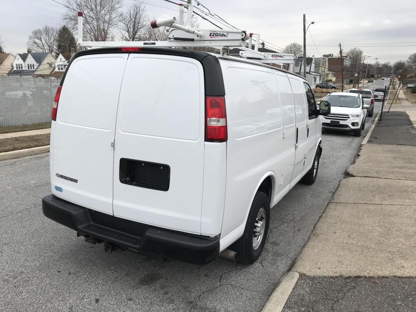 2018 White /Gray Chevrolet Express 2500 Cargo (1GCWGAFG4J1) with an 6.0L V8 OHV 16V FFV engine, 6A transmission, located at 577 Chester Pike, Prospect Park, PA, 19076, (610) 237-1015, 39.886154, -75.302338 - Photo#4