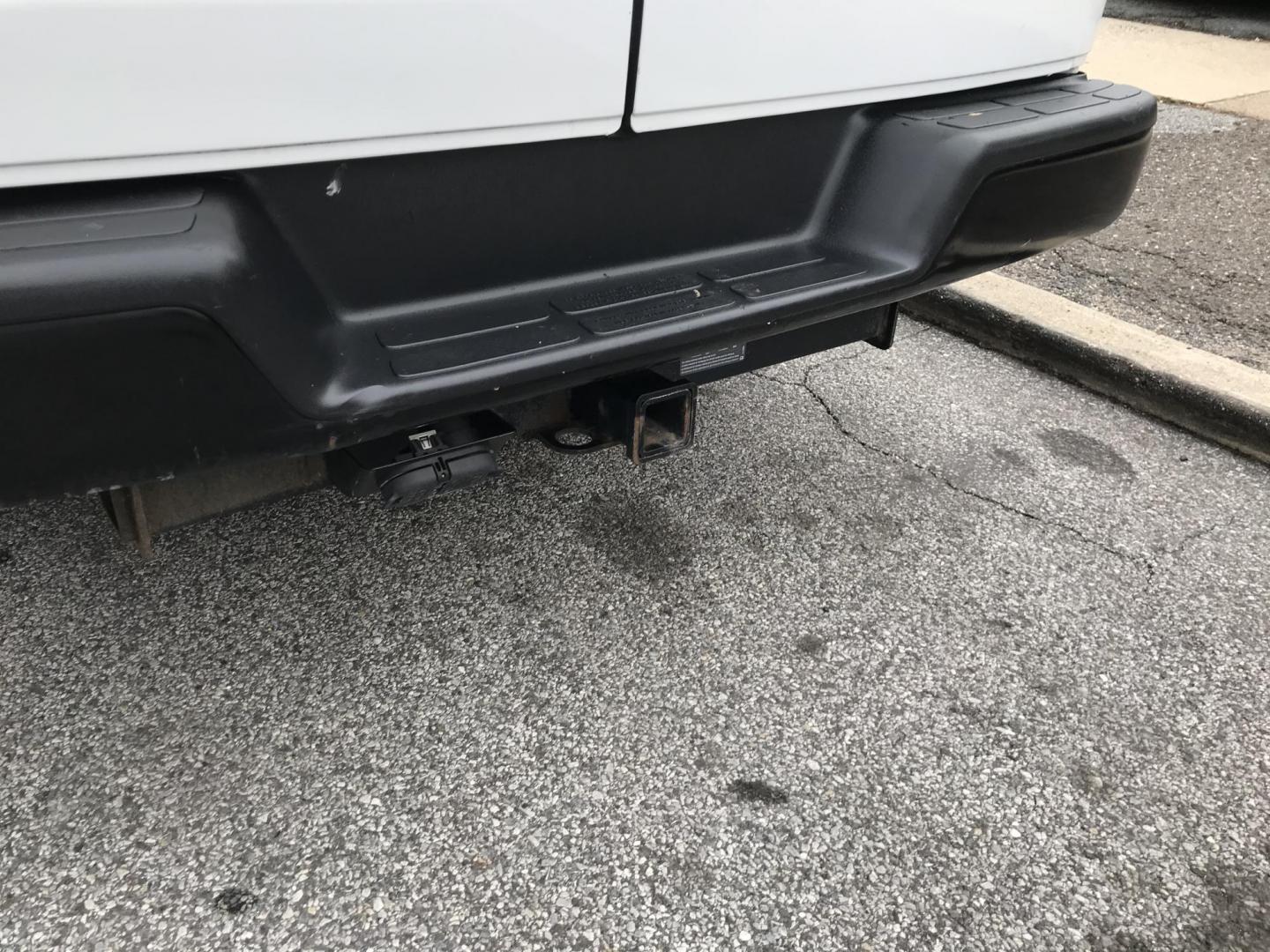 2018 White /Gray Chevrolet Express 2500 Cargo (1GCWGAFG4J1) with an 6.0L V8 OHV 16V FFV engine, 6A transmission, located at 577 Chester Pike, Prospect Park, PA, 19076, (610) 237-1015, 39.886154, -75.302338 - Photo#7