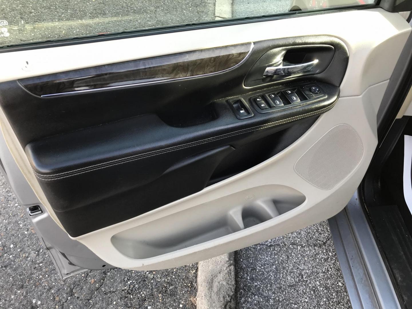 2013 Silver /Gray Chrysler Town & Country Touring (2C4RC1BG4DR) with an 3.6L V6 DOHC 24V engine, 6-Speed Automatic transmission, located at 577 Chester Pike, Prospect Park, PA, 19076, (610) 237-1015, 39.886154, -75.302338 - Photo#8