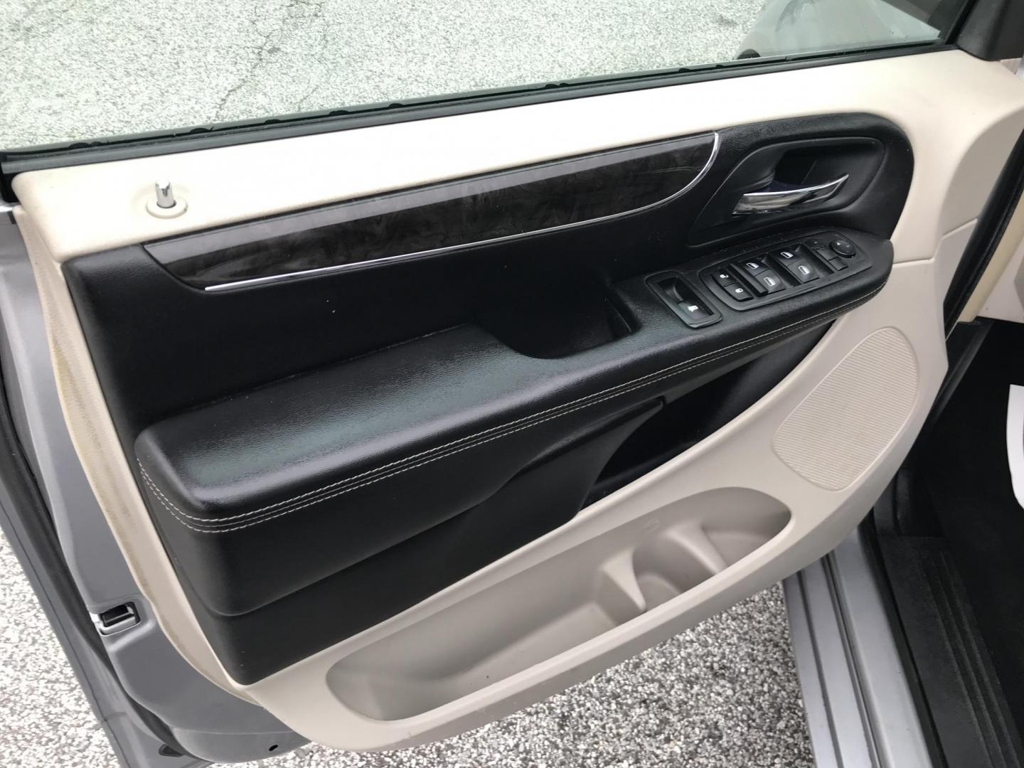 2013 Silver /Gray Chrysler Town & Country Touring (2C4RC1BG4DR) with an 3.6L V6 DOHC 24V engine, 6-Speed Automatic transmission, located at 577 Chester Pike, Prospect Park, PA, 19076, (610) 237-1015, 39.886154, -75.302338 - Photo#8