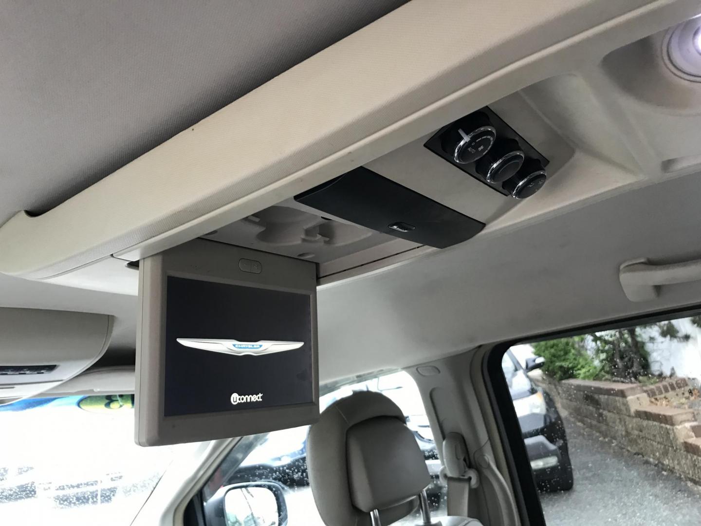 2013 Silver /Gray Chrysler Town & Country Touring (2C4RC1BG4DR) with an 3.6L V6 DOHC 24V engine, 6-Speed Automatic transmission, located at 577 Chester Pike, Prospect Park, PA, 19076, (610) 237-1015, 39.886154, -75.302338 - Photo#18