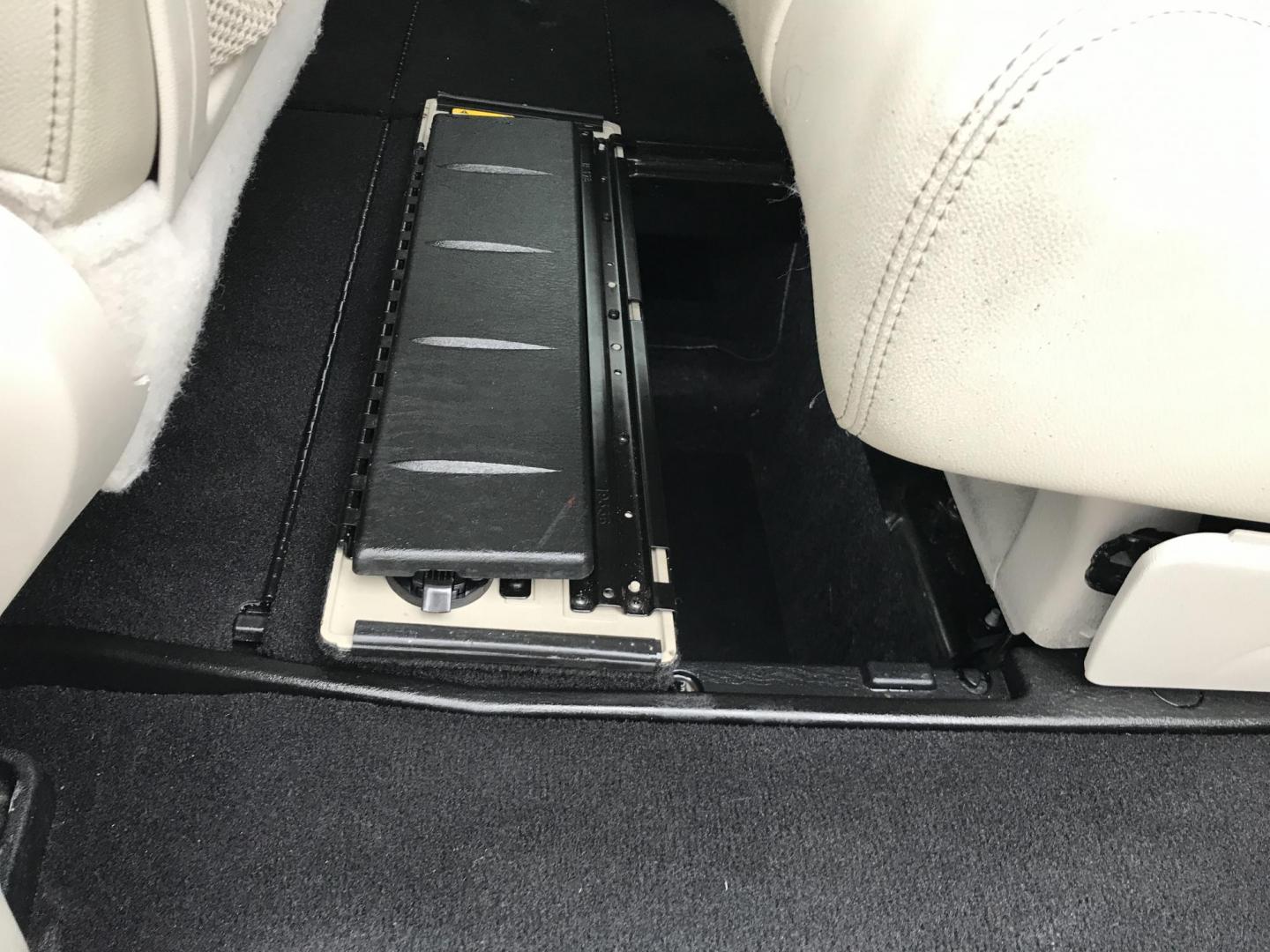 2013 Silver /Gray Chrysler Town & Country Touring (2C4RC1BG4DR) with an 3.6L V6 DOHC 24V engine, 6-Speed Automatic transmission, located at 577 Chester Pike, Prospect Park, PA, 19076, (610) 237-1015, 39.886154, -75.302338 - Photo#19