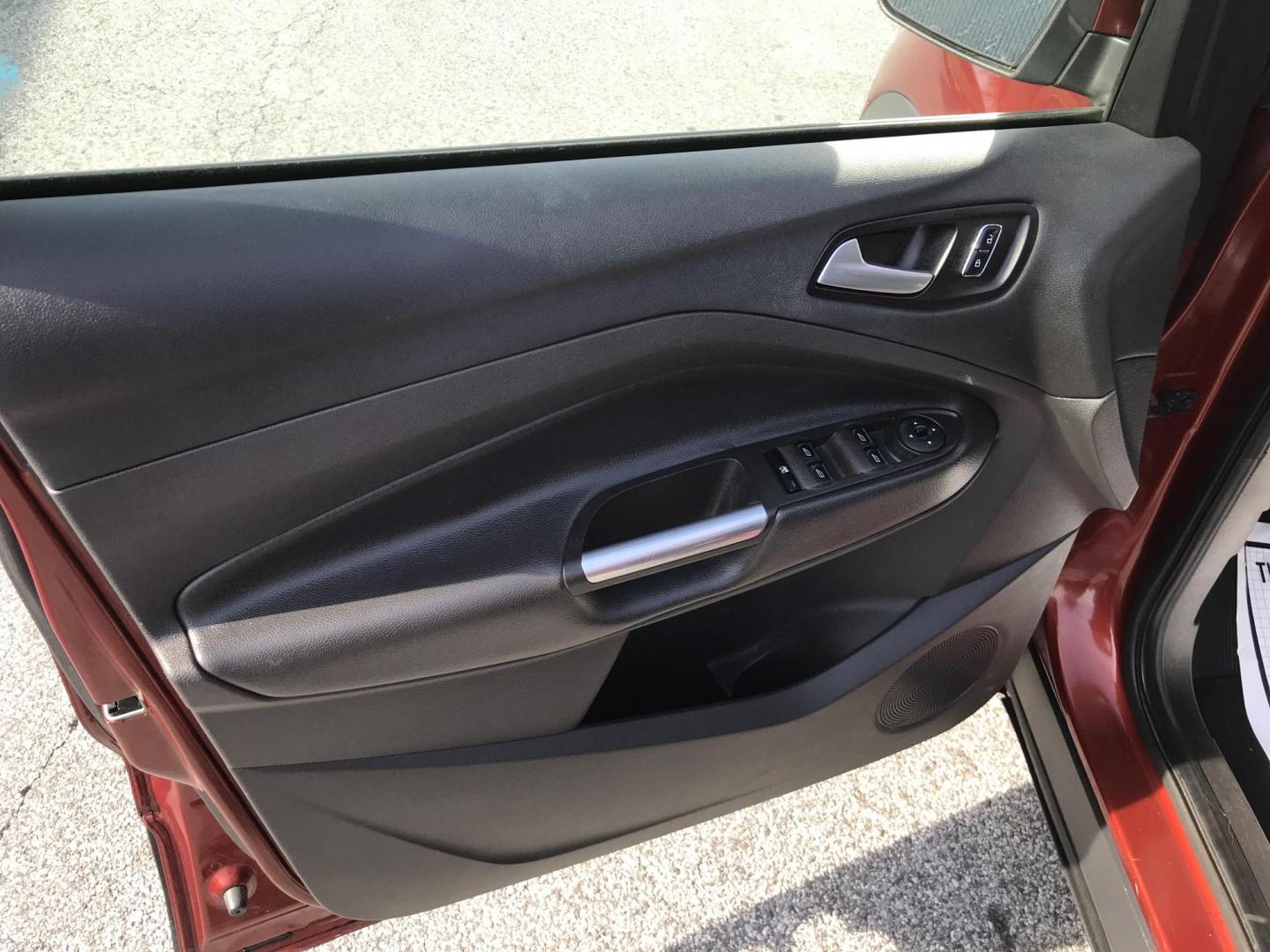 2015 Red /Gray Ford Escape SE 4WD (1FMCU9GX1FU) with an 1.6L L4 DOHC 16V engine, 6-Speed Automatic transmission, located at 577 Chester Pike, Prospect Park, PA, 19076, (610) 237-1015, 39.886154, -75.302338 - 2015 Ford Escape SE: Only 115k miles, 4x4, new PA inspection, great on gas, SUPER CLEAN, runs LIKE NEW! This vehicle comes inspected and has been given a bumper to bumper safety check. It is very clean, reliable, and well maintained. We offer a unique pay plan that is known for being the easiest - Photo#9