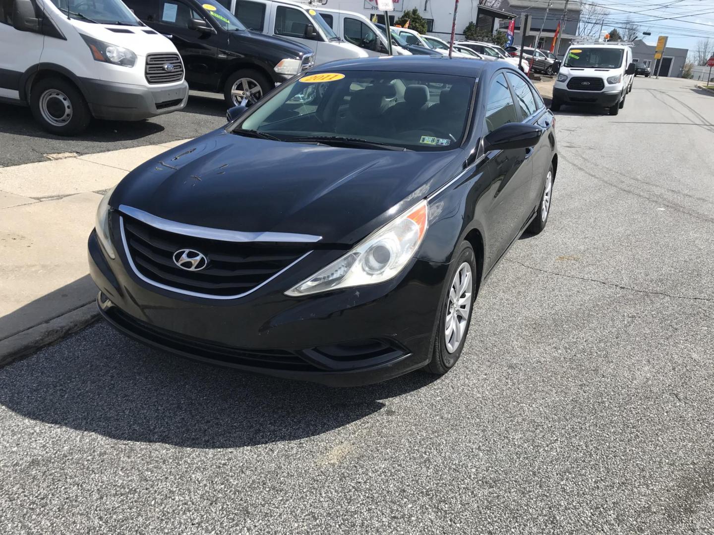 2011 Black /Gray Hyundai Sonata GLS Auto (5NPEB4AC7BH) with an 2.4L L4 DOHC 16V engine, 5-Speed Automatic transmission, located at 577 Chester Pike, Prospect Park, PA, 19076, (610) 237-1015, 39.886154, -75.302338 - Photo#1