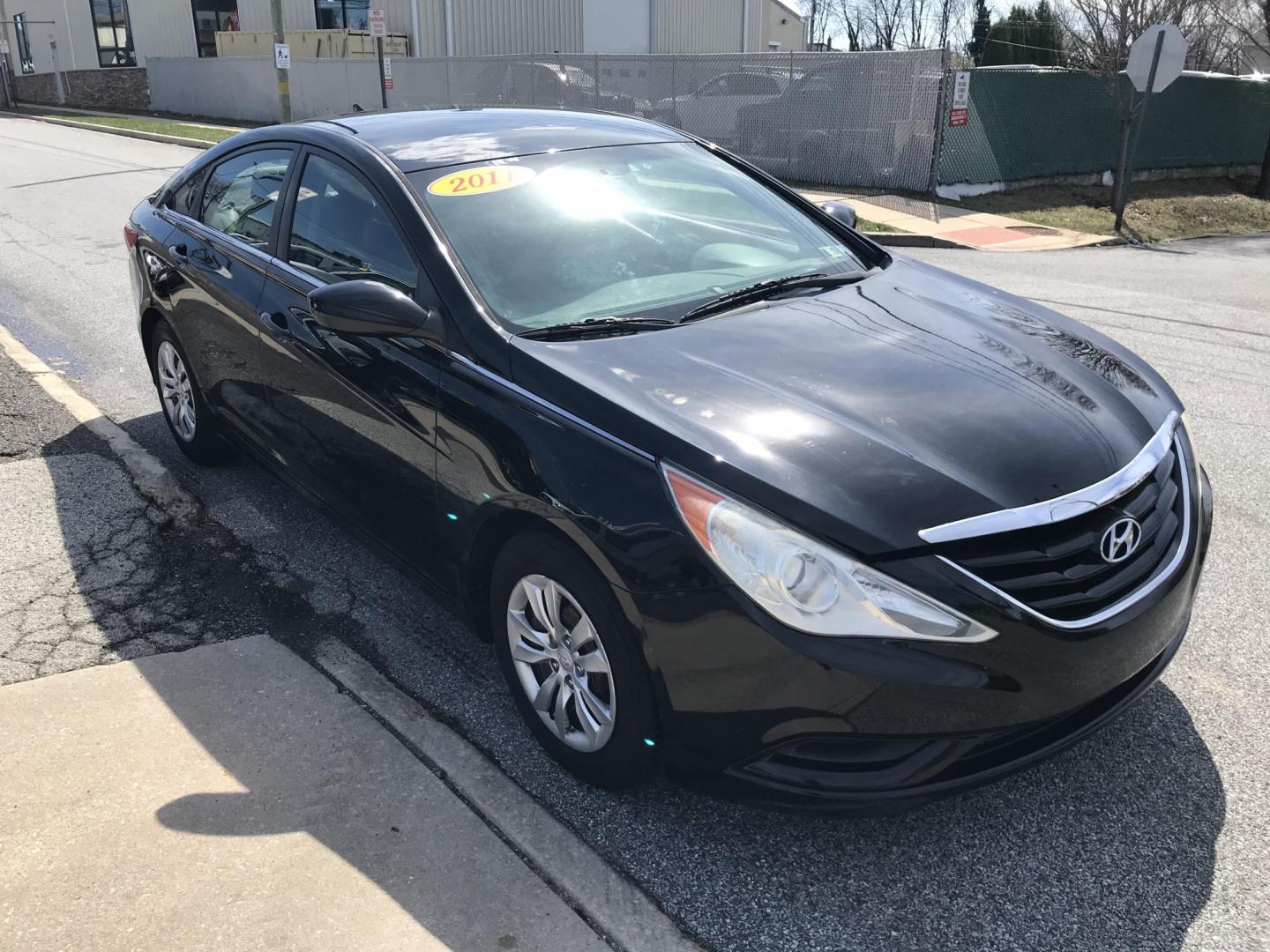2011 Black /Gray Hyundai Sonata GLS Auto (5NPEB4AC7BH) with an 2.4L L4 DOHC 16V engine, 5-Speed Automatic transmission, located at 577 Chester Pike, Prospect Park, PA, 19076, (610) 237-1015, 39.886154, -75.302338 - Photo#3