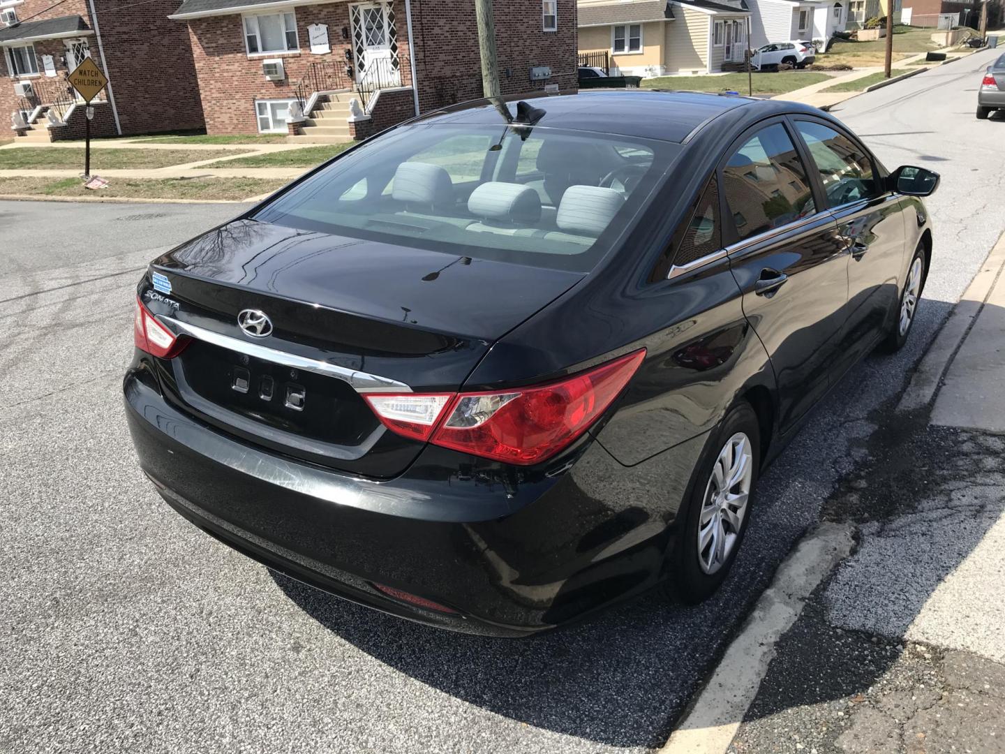 2011 Black /Gray Hyundai Sonata GLS Auto (5NPEB4AC7BH) with an 2.4L L4 DOHC 16V engine, 5-Speed Automatic transmission, located at 577 Chester Pike, Prospect Park, PA, 19076, (610) 237-1015, 39.886154, -75.302338 - Photo#4
