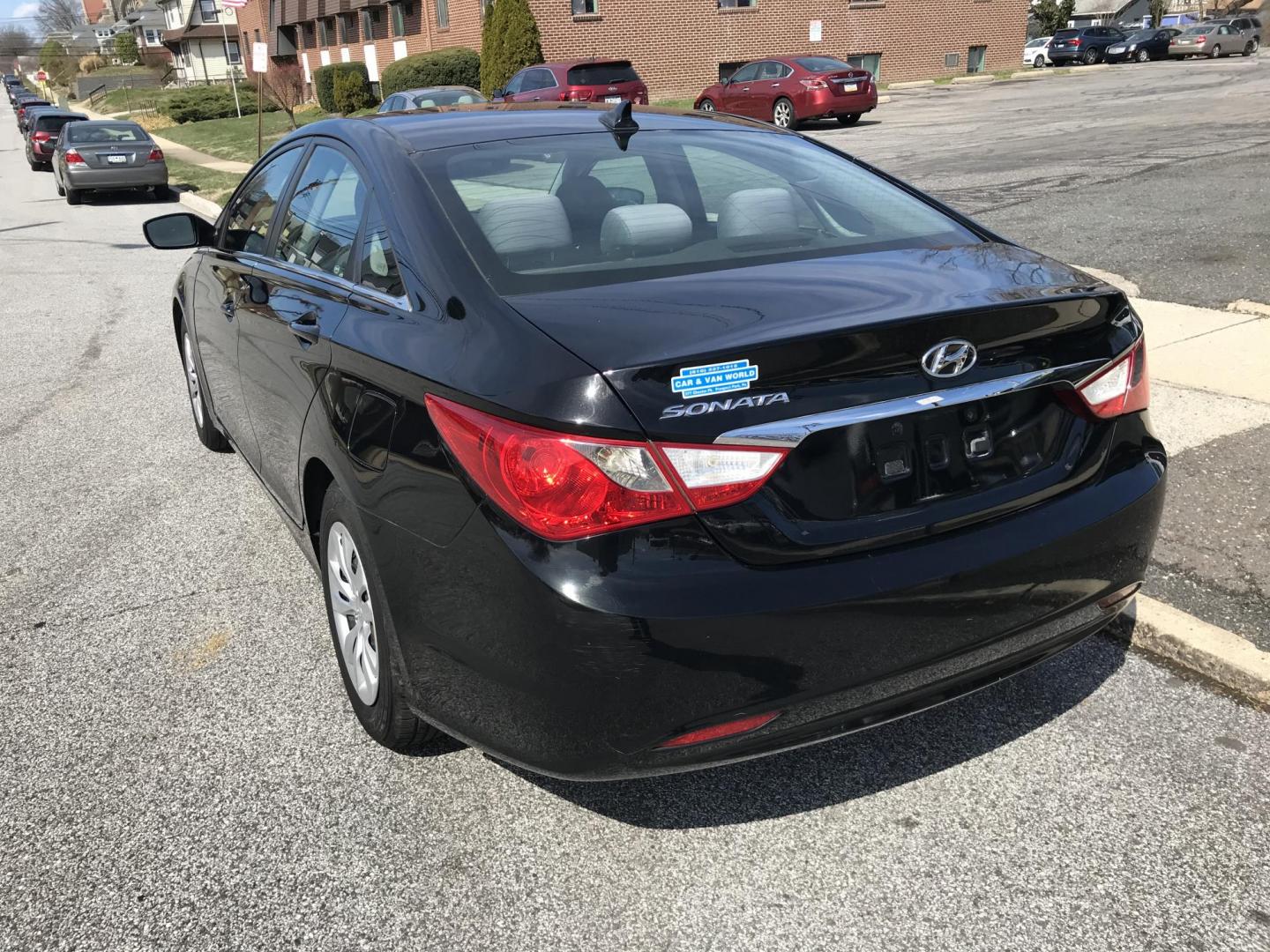 2011 Black /Gray Hyundai Sonata GLS Auto (5NPEB4AC7BH) with an 2.4L L4 DOHC 16V engine, 5-Speed Automatic transmission, located at 577 Chester Pike, Prospect Park, PA, 19076, (610) 237-1015, 39.886154, -75.302338 - Photo#6