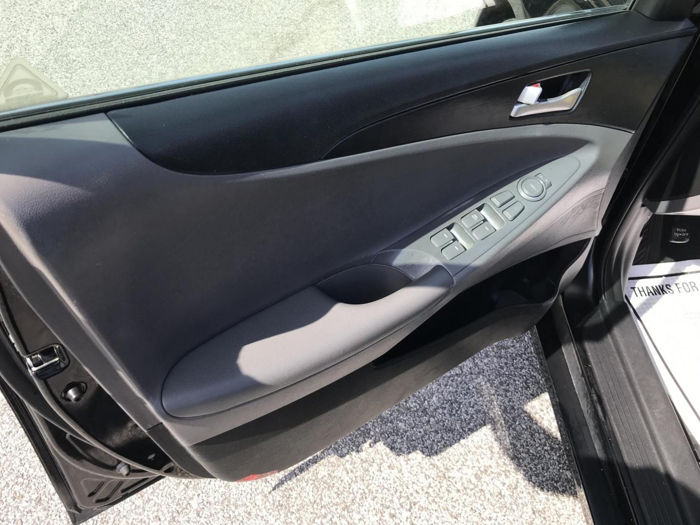 2011 Black /Gray Hyundai Sonata GLS Auto (5NPEB4AC7BH) with an 2.4L L4 DOHC 16V engine, 5-Speed Automatic transmission, located at 577 Chester Pike, Prospect Park, PA, 19076, (610) 237-1015, 39.886154, -75.302338 - Photo#8