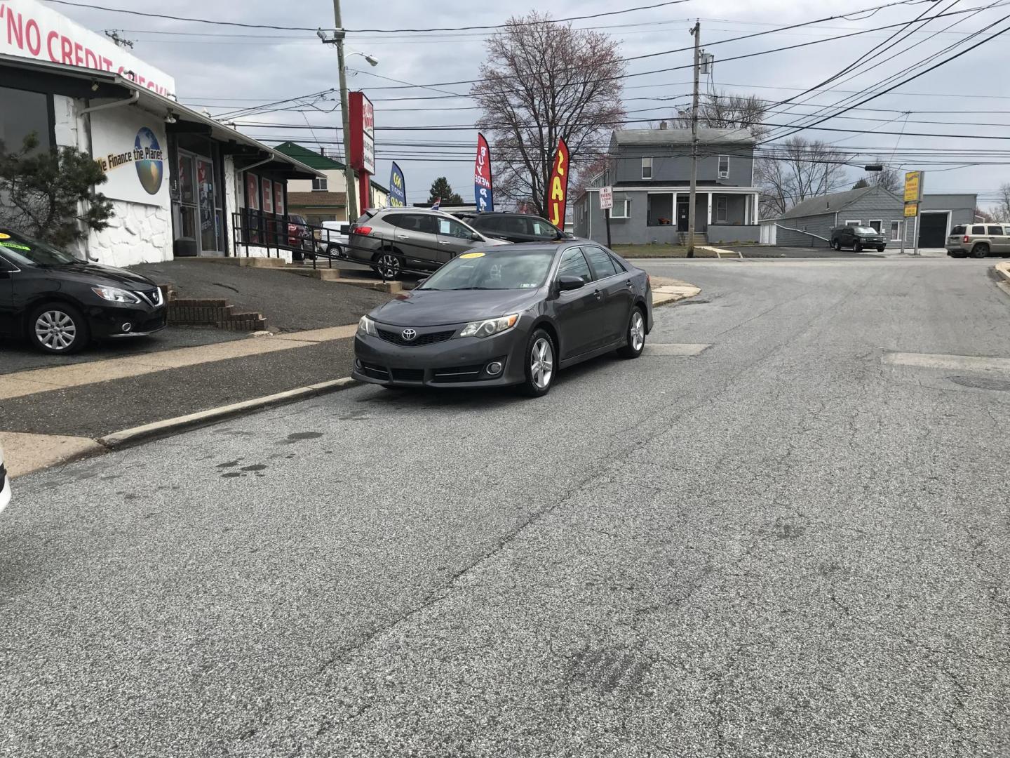 2014 Gray /Black Toyota Camry SE (4T1BF1FK0EU) with an 2.5L L4 DOHC 16V engine, 6-Speed Automatic transmission, located at 577 Chester Pike, Prospect Park, PA, 19076, (610) 237-1015, 39.886154, -75.302338 - Photo#1