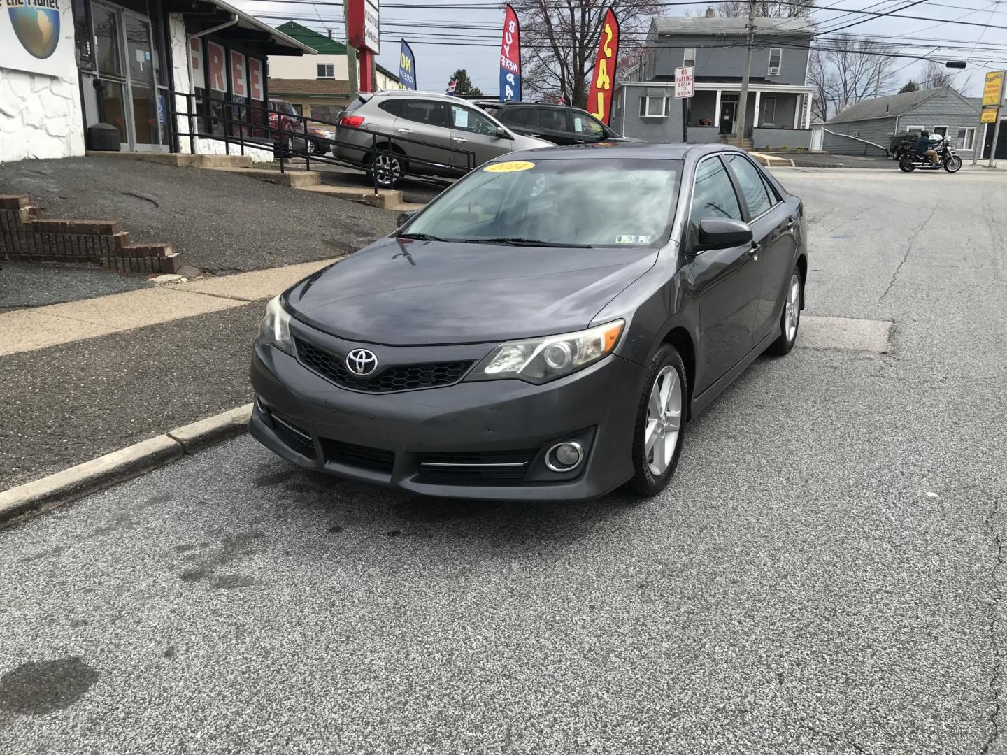 2014 Gray /Black Toyota Camry SE (4T1BF1FK0EU) with an 2.5L L4 DOHC 16V engine, 6-Speed Automatic transmission, located at 577 Chester Pike, Prospect Park, PA, 19076, (610) 237-1015, 39.886154, -75.302338 - Photo#2