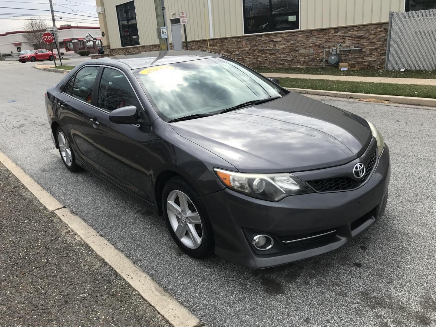 2014 Gray /Black Toyota Camry SE (4T1BF1FK0EU) with an 2.5L L4 DOHC 16V engine, 6-Speed Automatic transmission, located at 577 Chester Pike, Prospect Park, PA, 19076, (610) 237-1015, 39.886154, -75.302338 - Photo#3