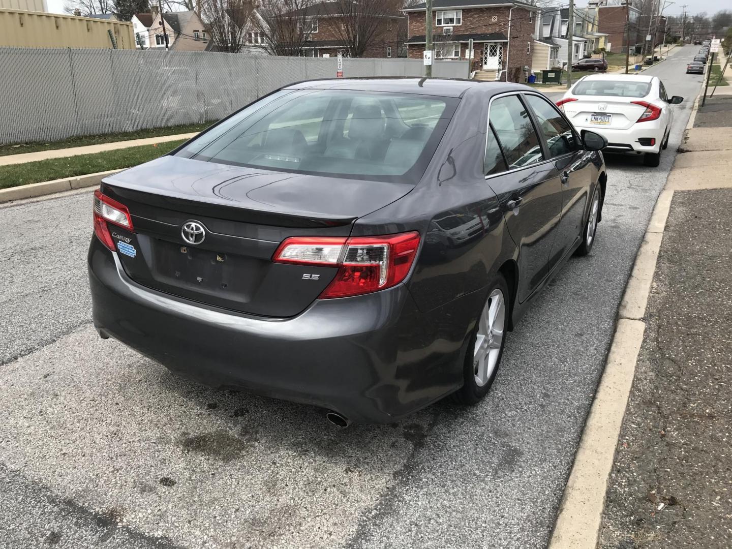 2014 Gray /Black Toyota Camry SE (4T1BF1FK0EU) with an 2.5L L4 DOHC 16V engine, 6-Speed Automatic transmission, located at 577 Chester Pike, Prospect Park, PA, 19076, (610) 237-1015, 39.886154, -75.302338 - Photo#4